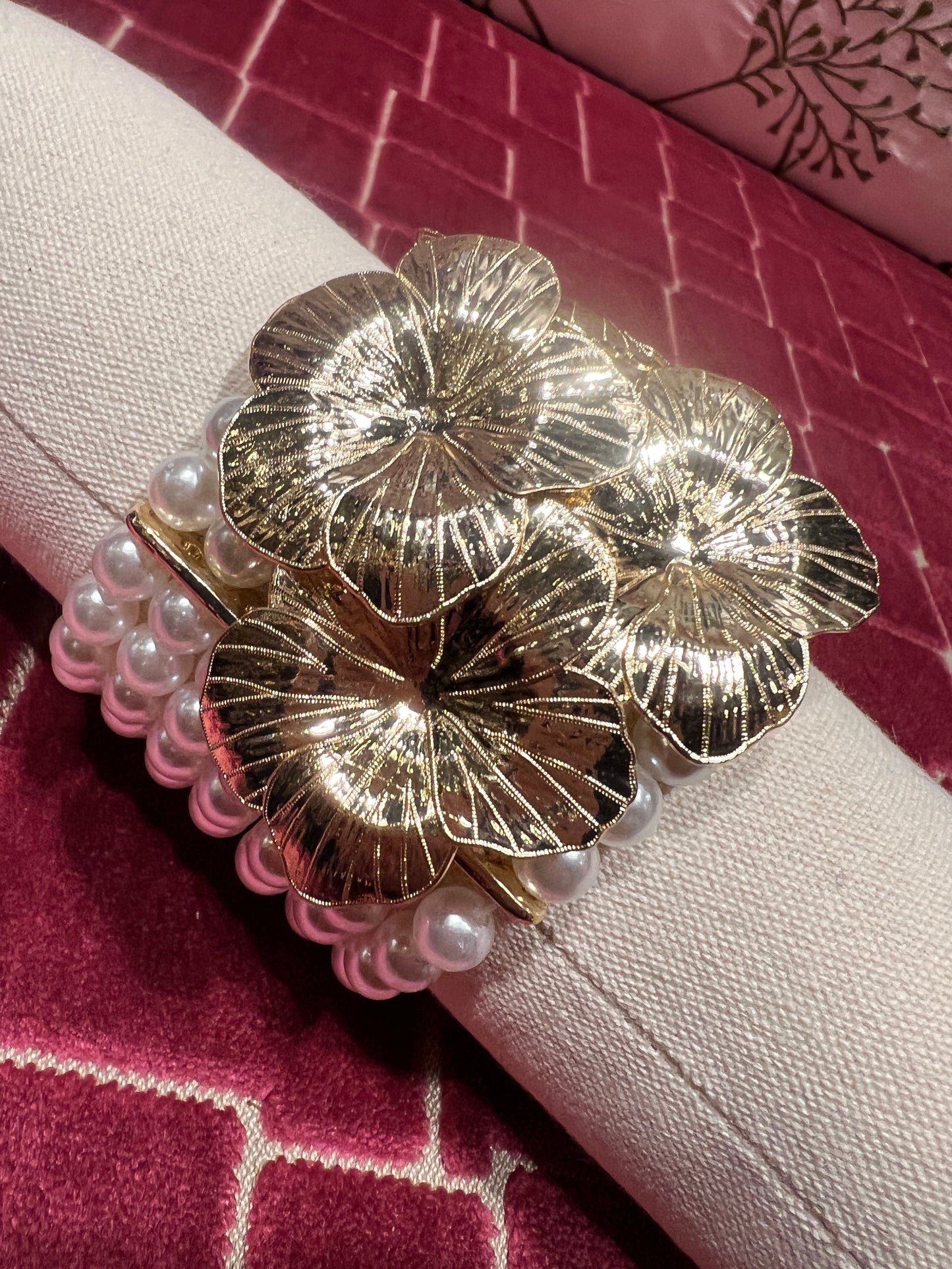 Bracciale multifili perle con applicazione fiori metallo oro