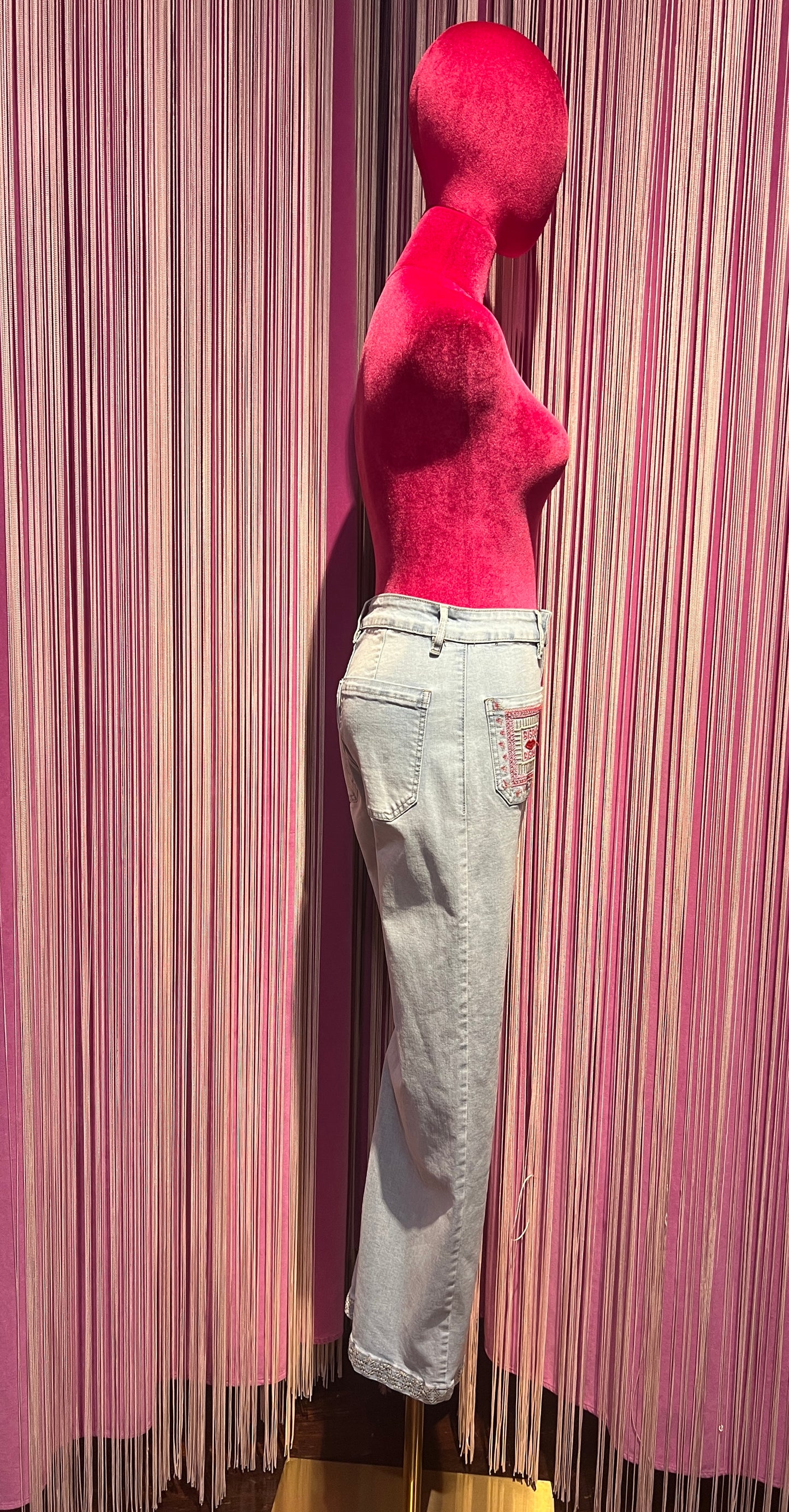 Mon amour Paris jeans denim chiaro tasche con ricamo cuore e scritta bisous bisous Le taglie dei capi sono espresse in formato internazionale (S, M, L, XL…) e accompagnate dalla corrispondente taglia francese indicata in etichetta