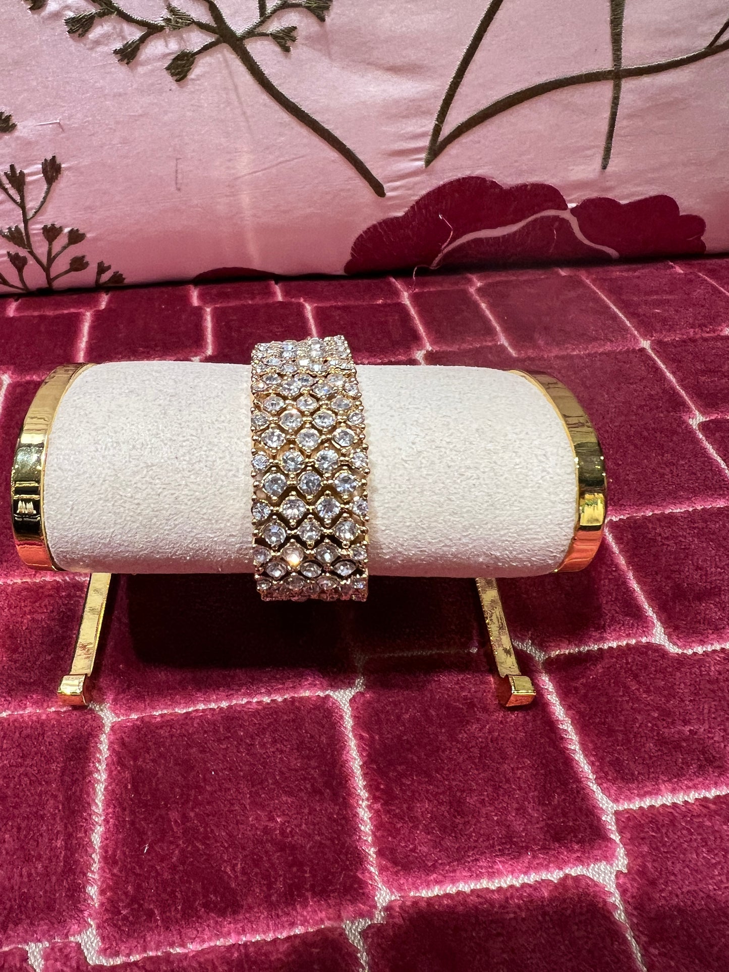 Bracciale con chiusura fibbia in pavé elasticizzato con cristalli e rifinitura oro