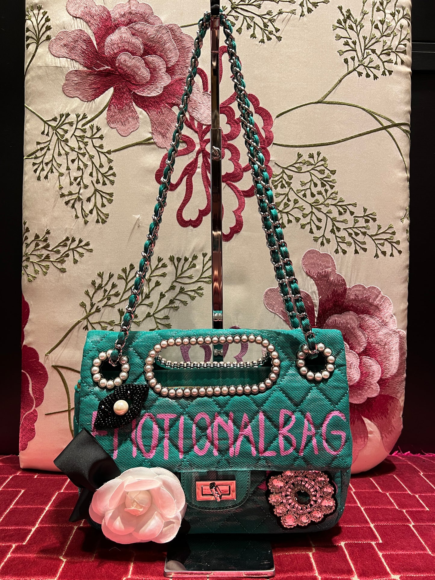 Love & roses borsa tracolla “ camelia bianca “ tessuto verde con applicazioni patch cristalli e perline