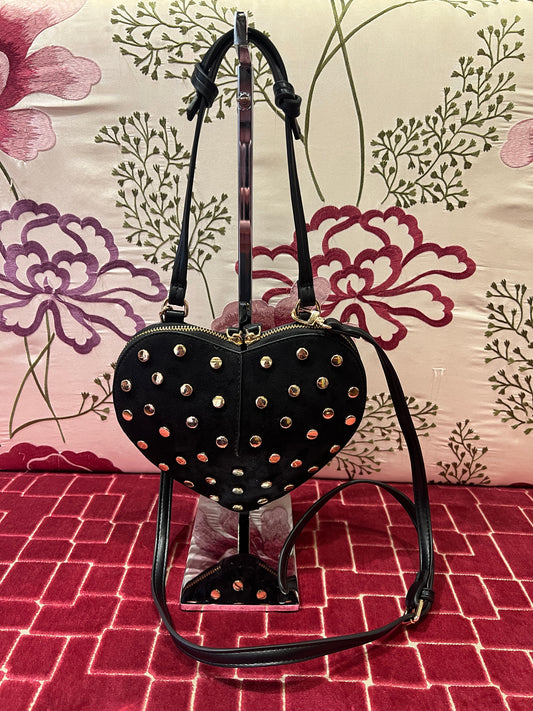 Borsa a forma di cuore con borchie scamosciata con tracolla nera