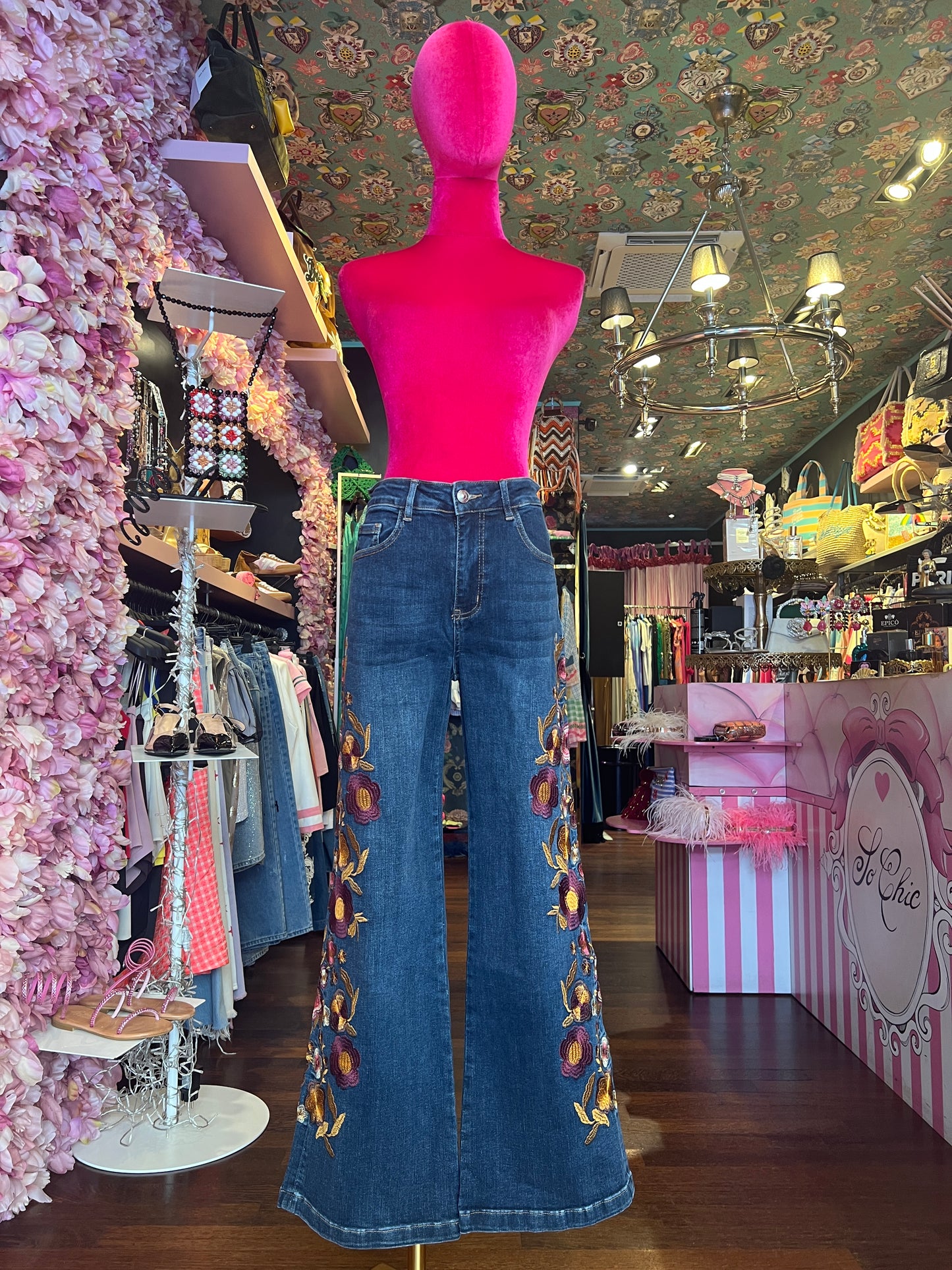 Mon amour Paris jeans a zampa in denim molto elasticizzato con ricami floreali