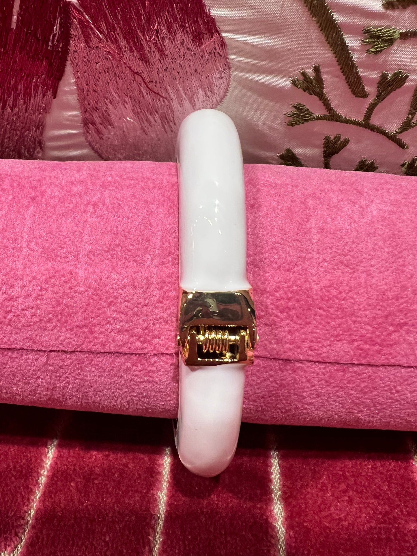 Bracciale bianco con perle e strass