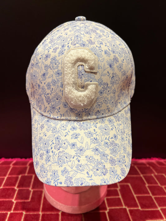 Cappello cotone regolabile con visiera fantasia floreale blu su fondo bianco, C bianca