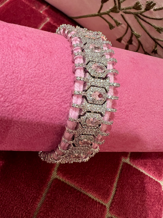 Bracciale regolabile in pavé di cristalli e pietre rosa montato su cordoncino rosa