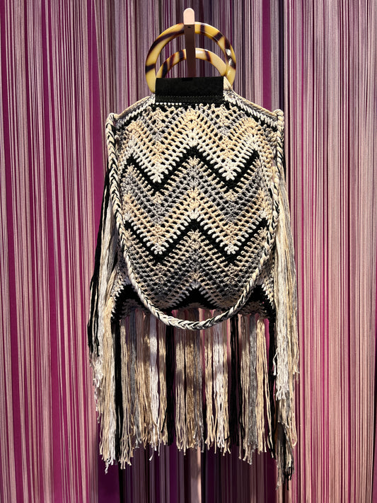 Borsa crochet con frange foderata con tracolla ,manici semicircolari in resina , nero/ panna , grigio e beige