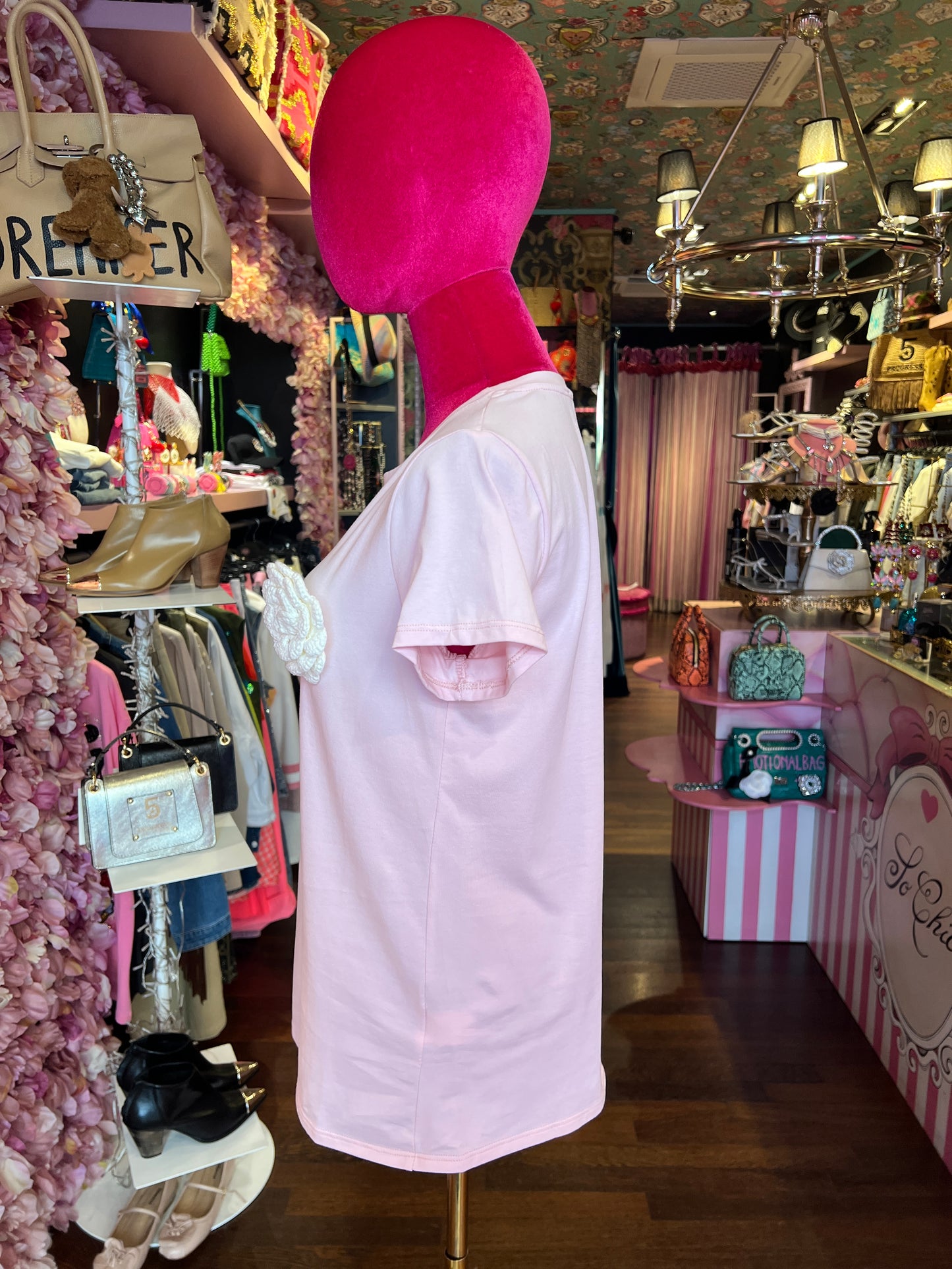 Mon amour Paris -20% di sconto t shirt cotone rosa con spilla camelia uncinetto bianca