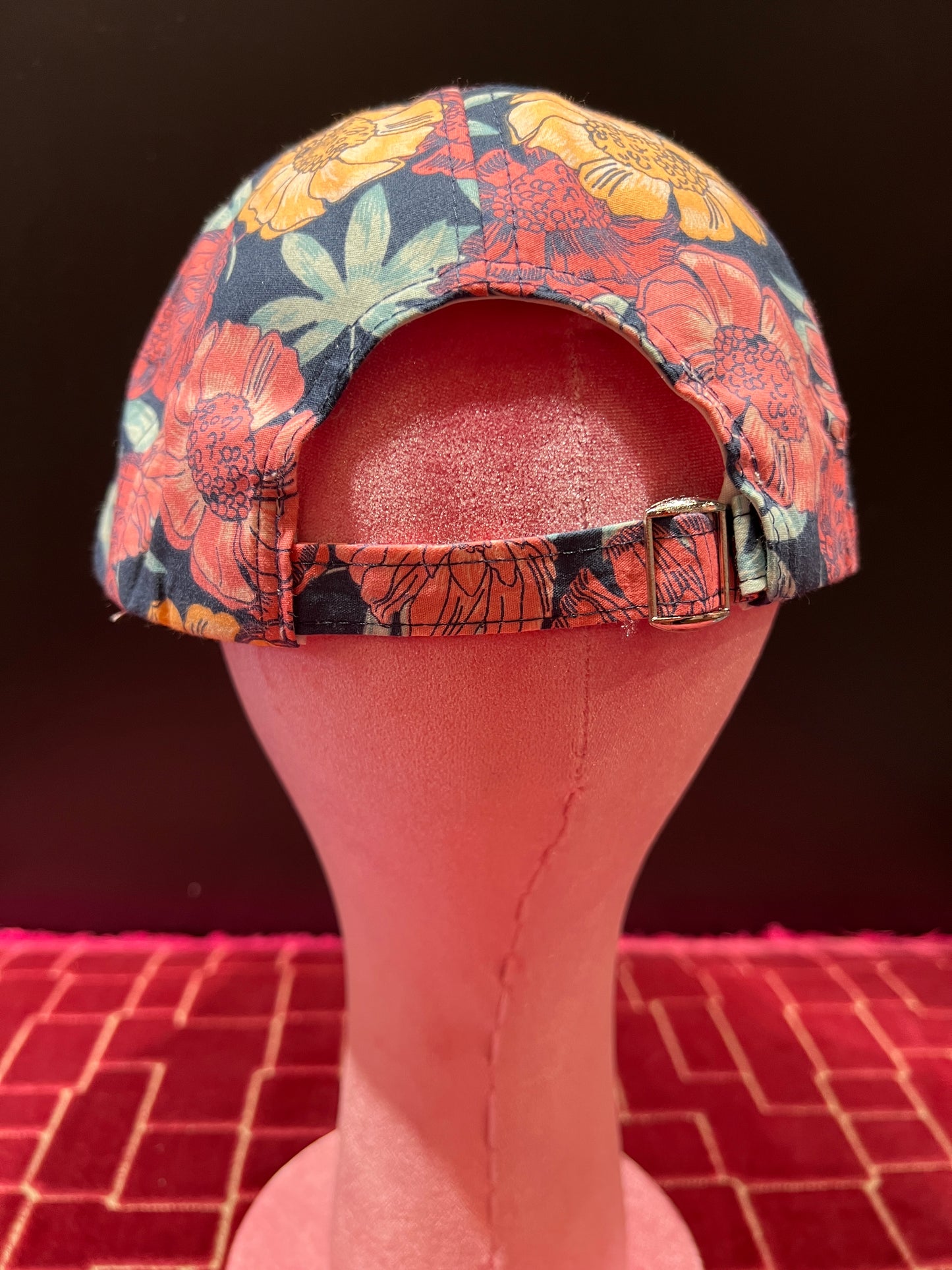 Cappello visiera cotone regolabile fantasia floreale su sfondo blu C rosa salmone