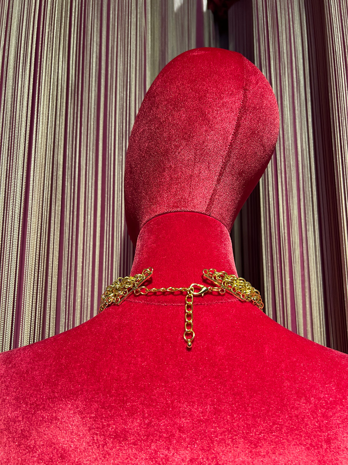Collana dorata a pettorina con cascata di catenelle