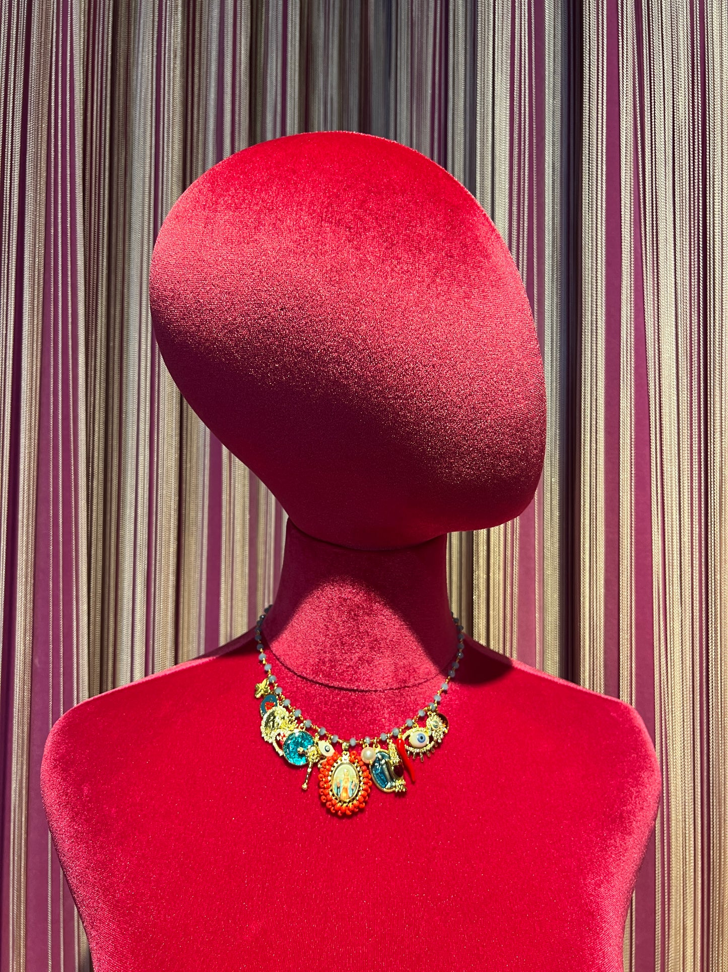 Principessa Glam collana girocollo perline celeste polvere cornetto rosso immagine sacra perline corallo