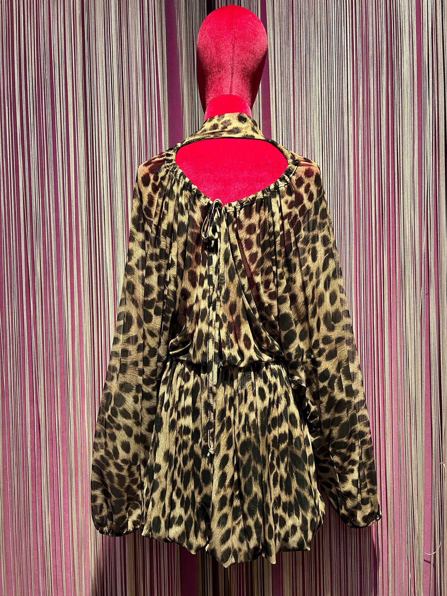 The room abito animalier a mezzo collo , vita elasticata e oblò schiena