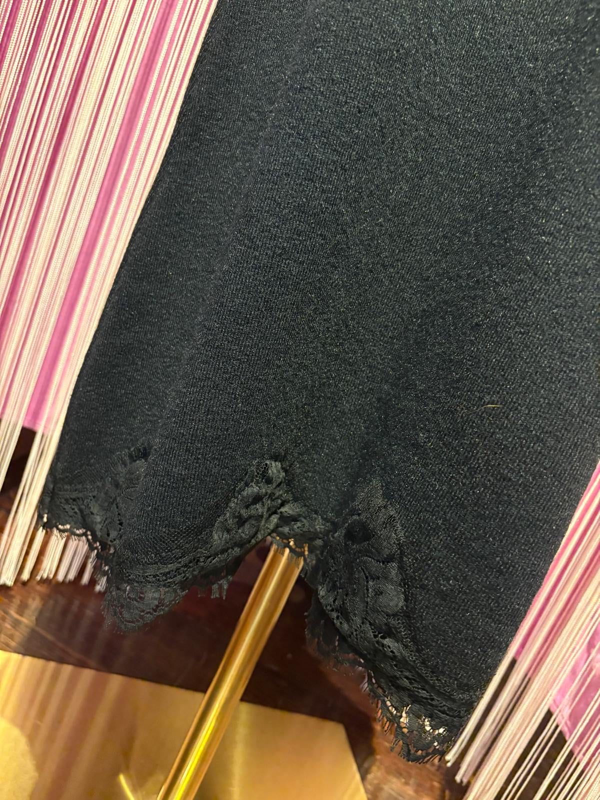 Pink memories gonna lunga svasata in maglia nera con pizzo nero