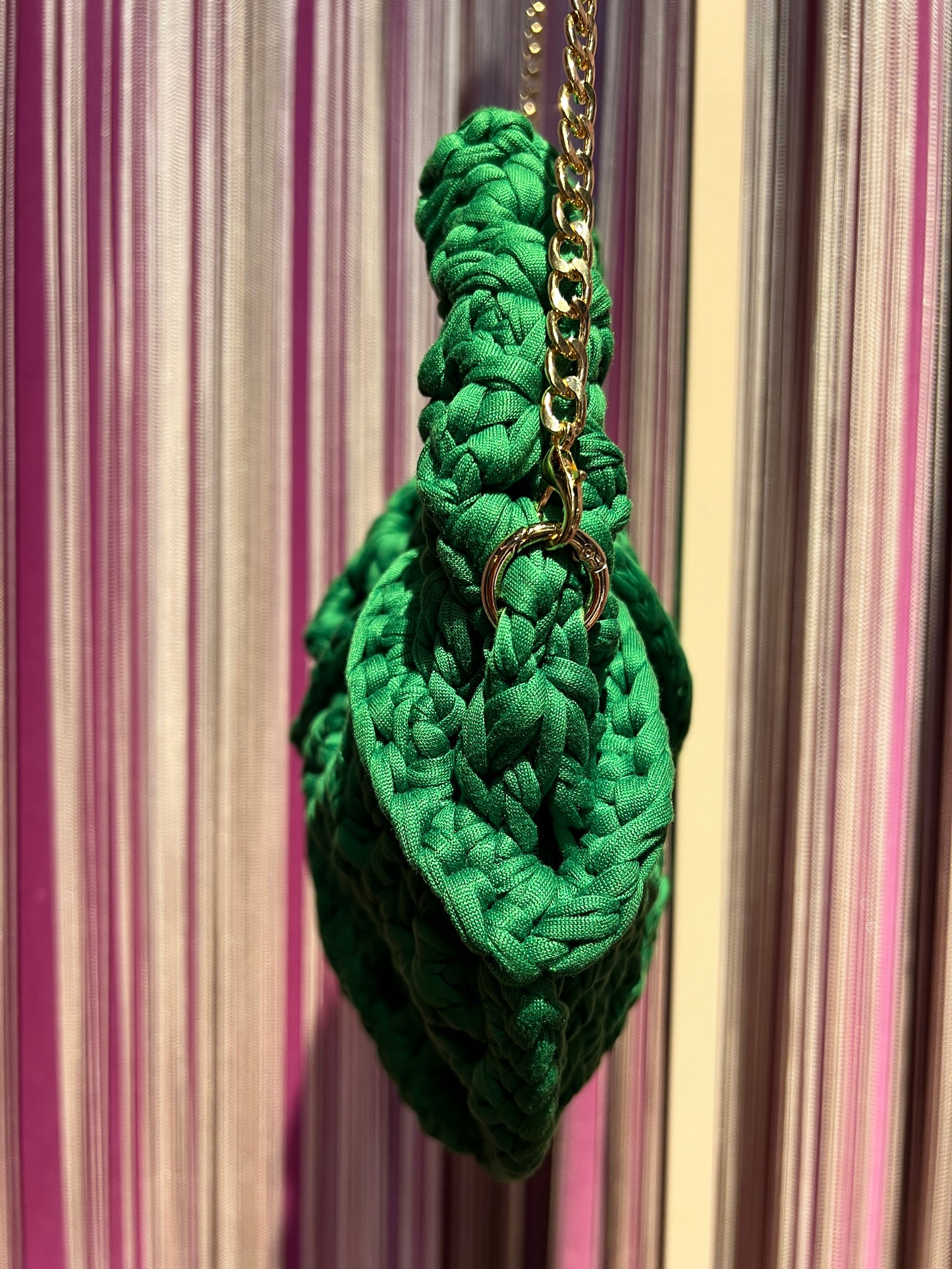 Borsa verde crochet in fettuccia, foderata e tracolla