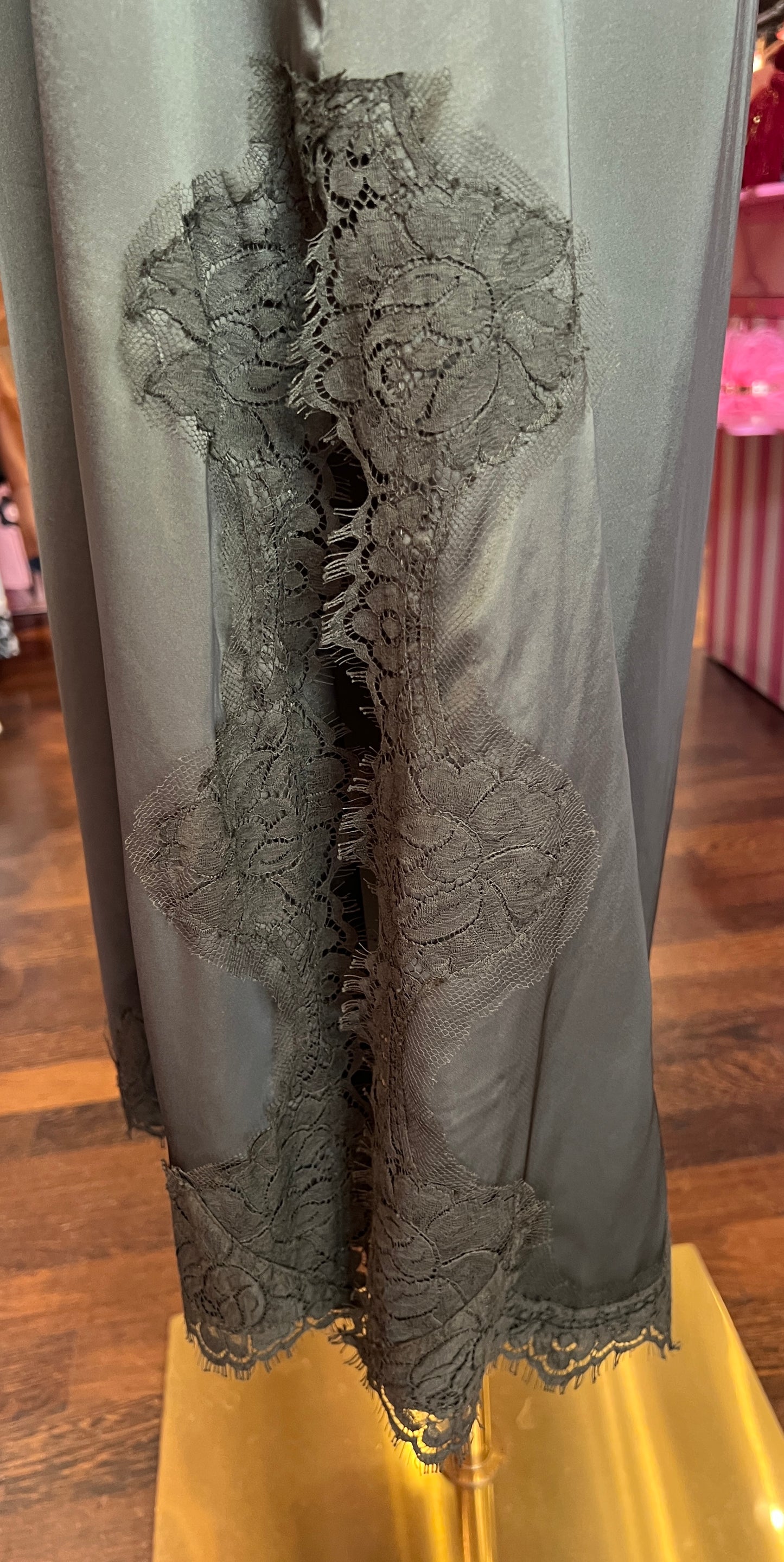 Pink memories-40% di sconto abito sottoveste verde militare con pizzo e spacco laterale