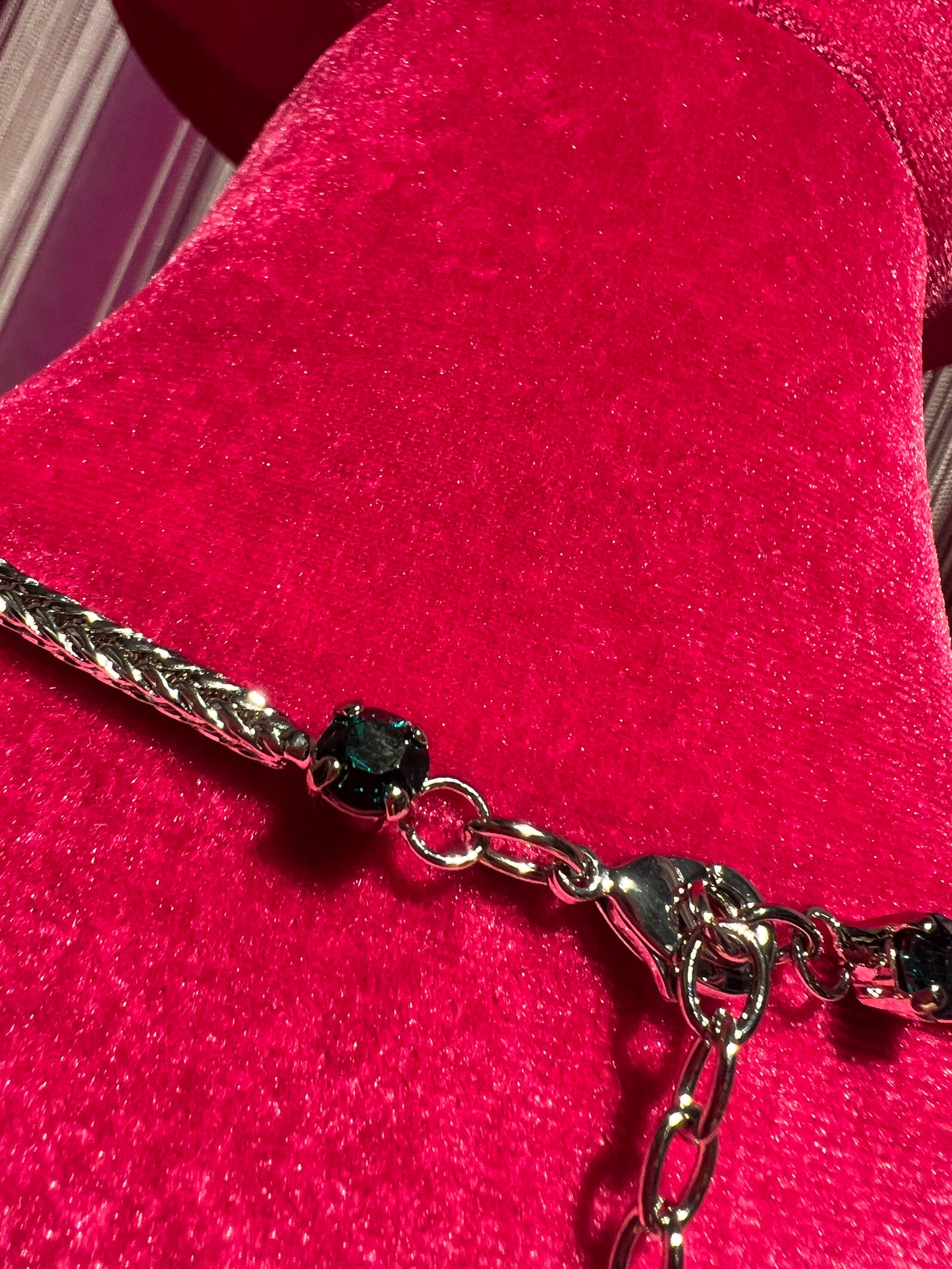 Collana girocollo argentato con cristalli rettangolari verdi circondati da baguette