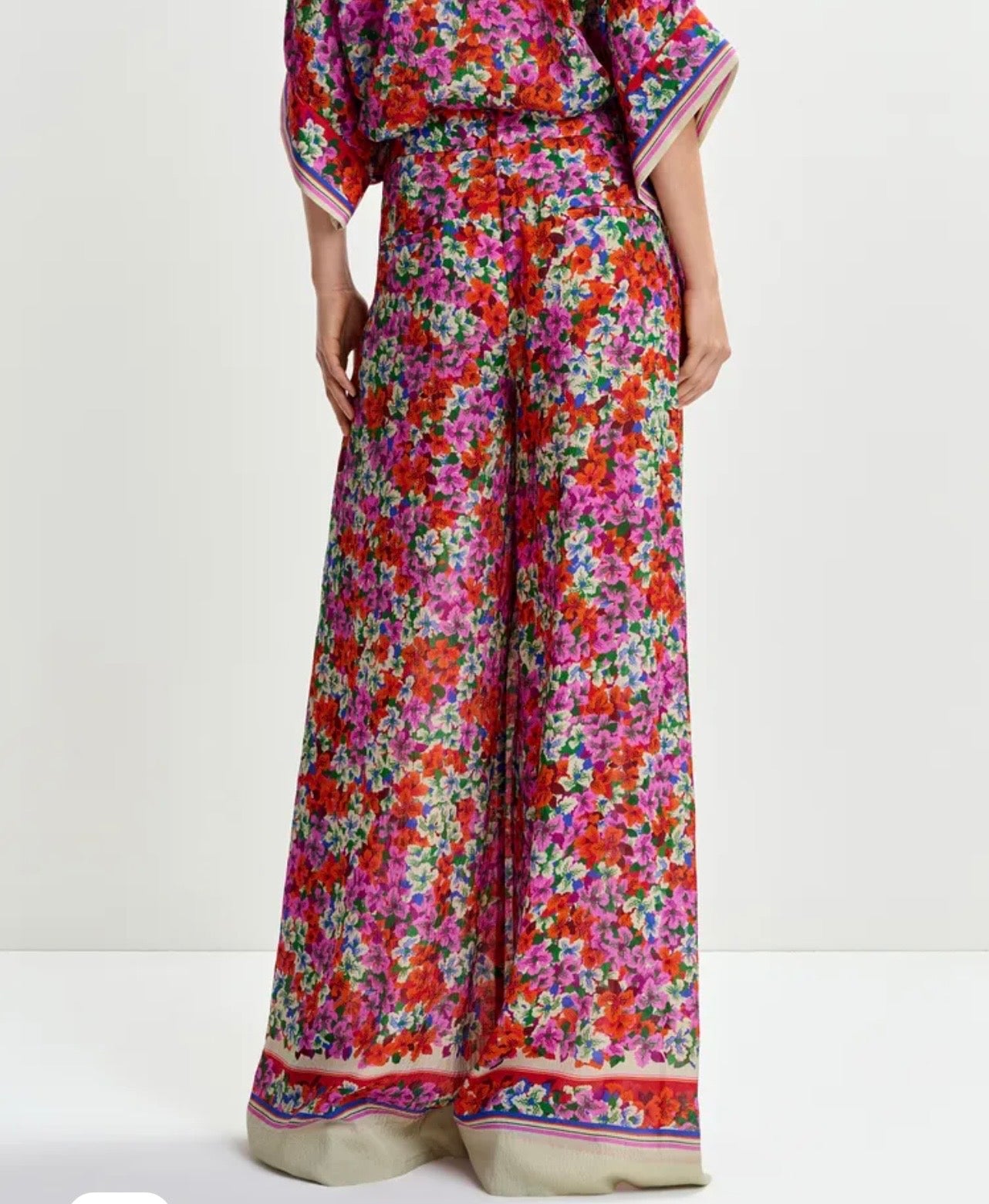 Essentiel antwerp -40% dí sconto completo pantalone e camicia oversize in misto seta multicolore con stampa floreale