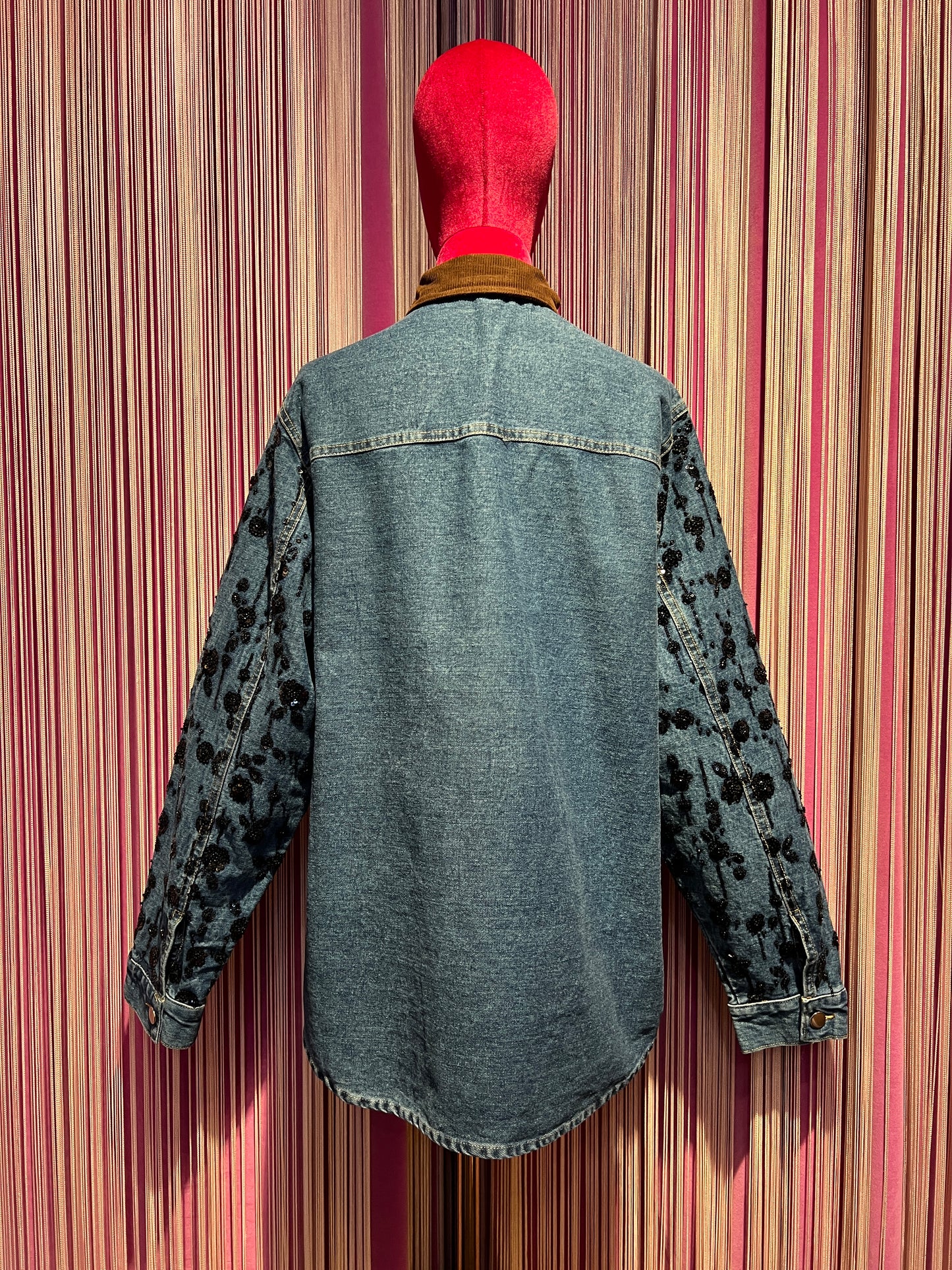 The room camicia jeans con ricami paillettes nere colletto velluto cioccolato