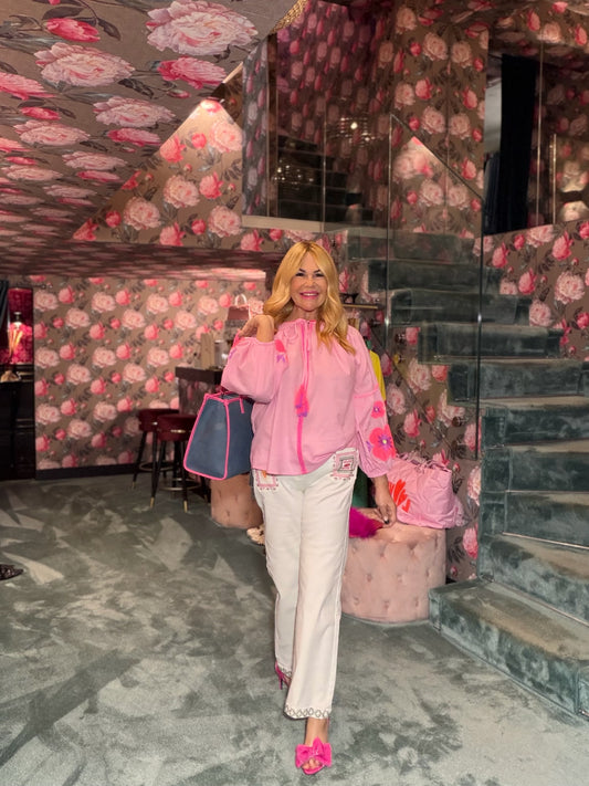 Mon amour Paris pantalone jeans denim bianco con tasche ricamate cuore e scritta bisous bisous (Le taglie dei capi sono espresse in formato internazionale (S, M, L, XL…) e accompagnate dalla corrispondente taglia francese indicata in etichetta.)