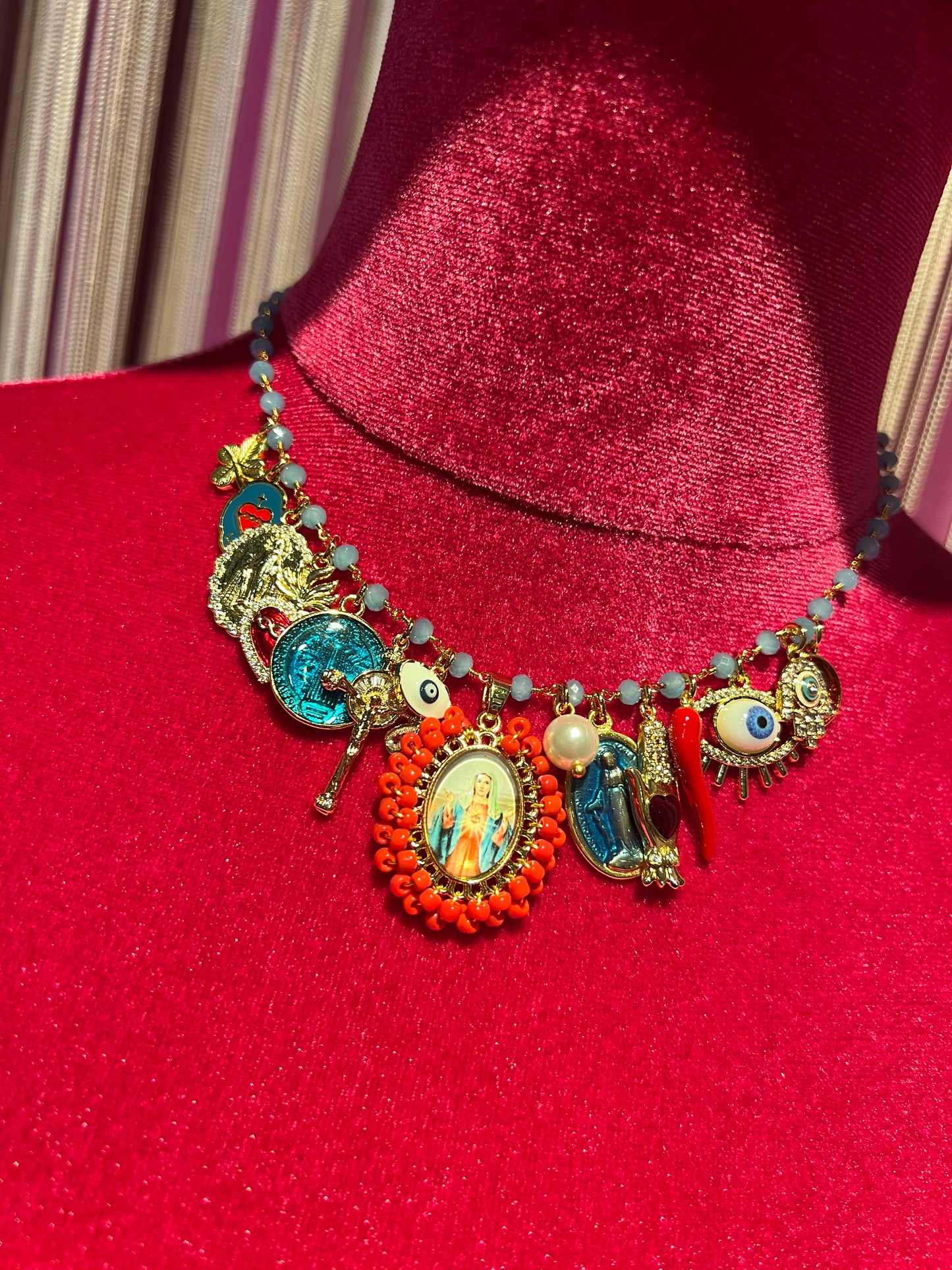 Principessa Glam collana girocollo perline celeste polvere cornetto rosso immagine sacra perline corallo