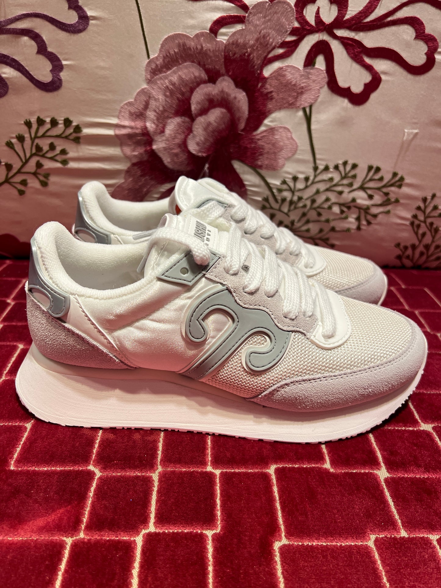 Wushu Ruyi sneaker bianca e grigia