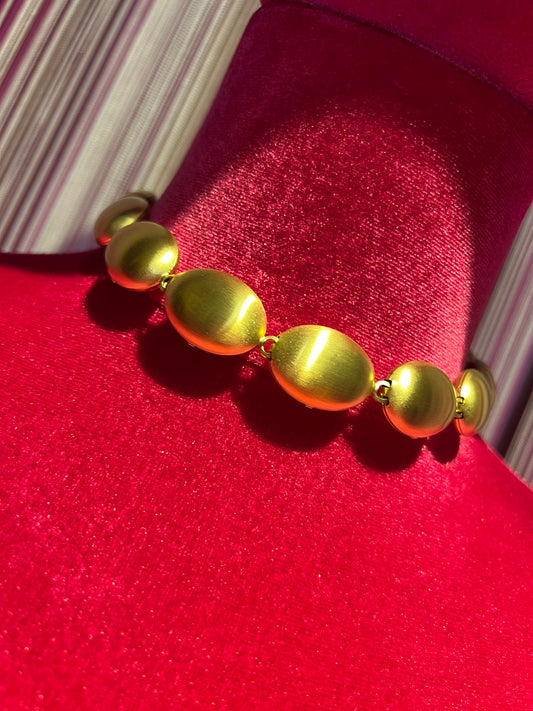 Collana girocollo dorata con elementi ovali satinati