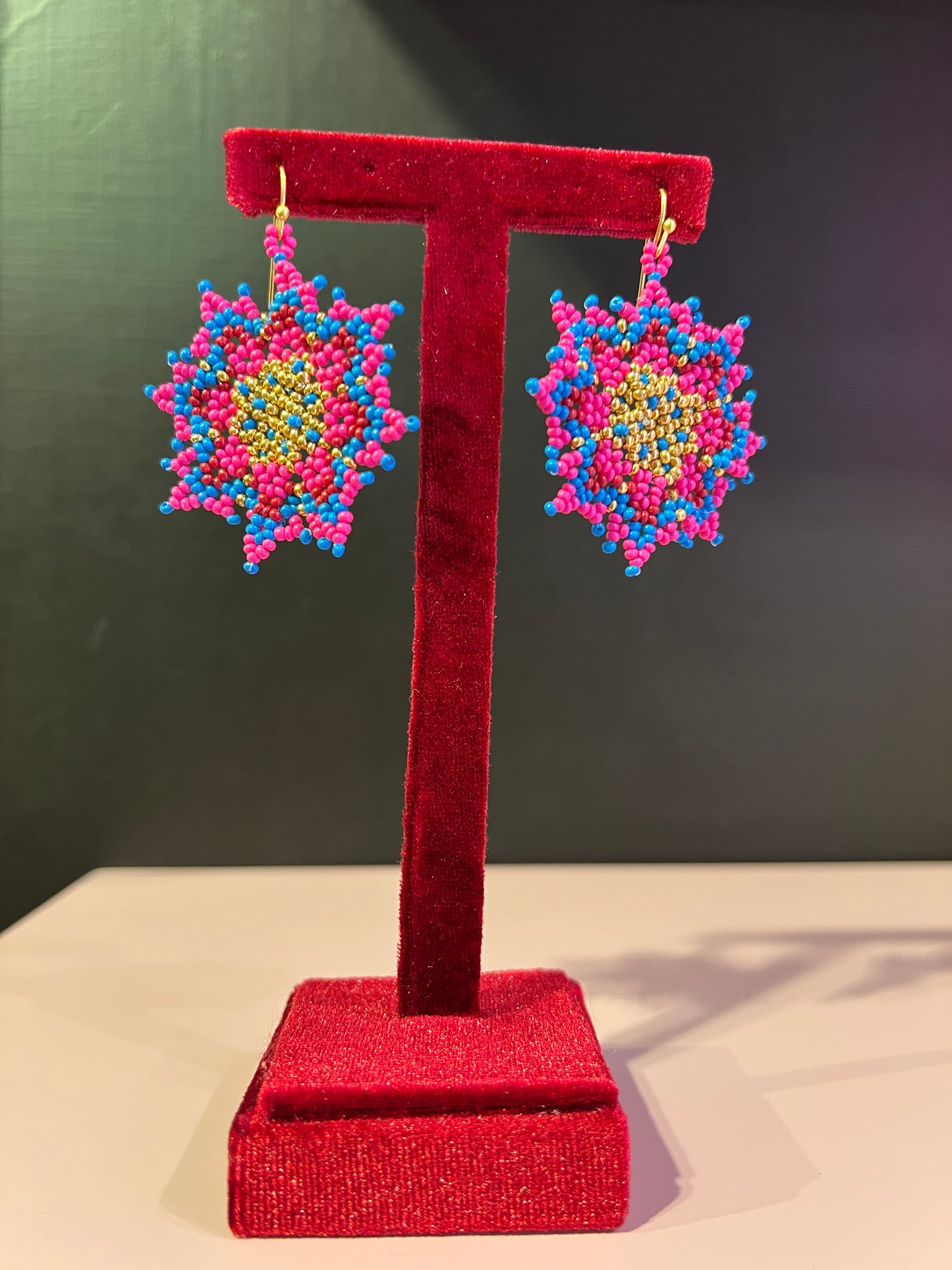 Orecchini perline fucsia azzurre e oro