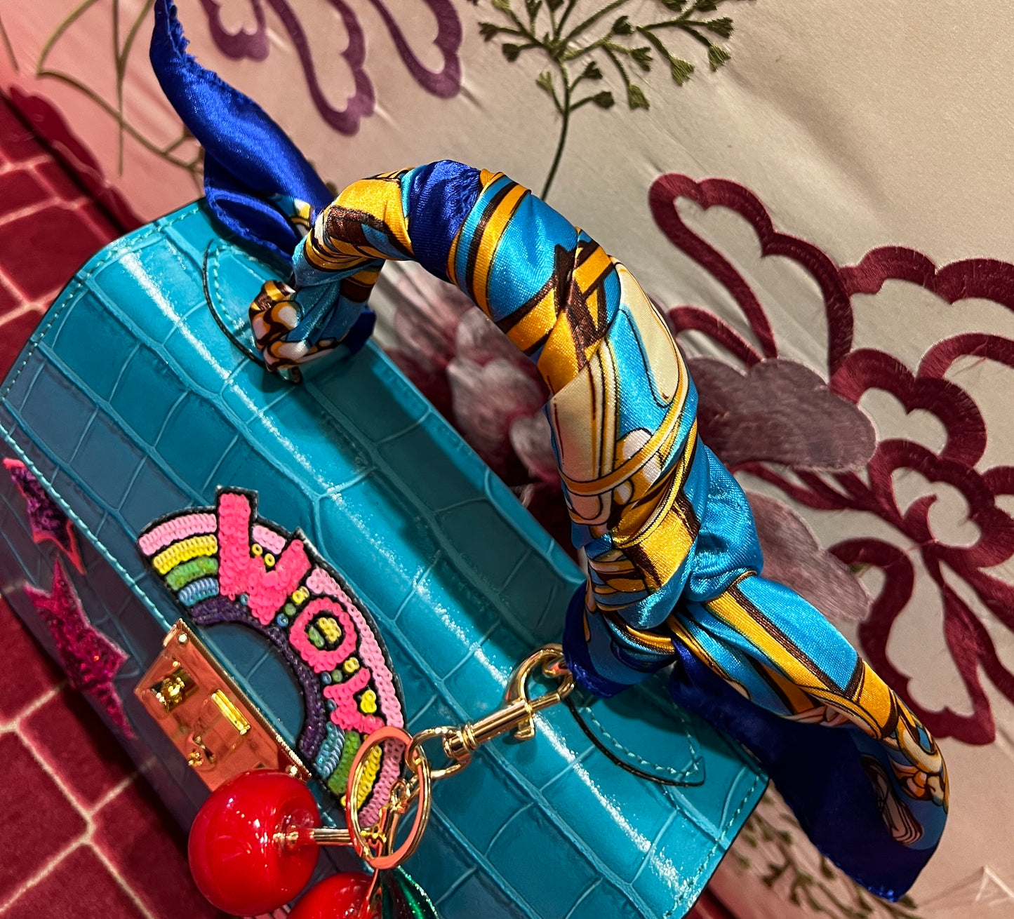 Borsa pelle con tracolla turchese manico foulard patch e charm