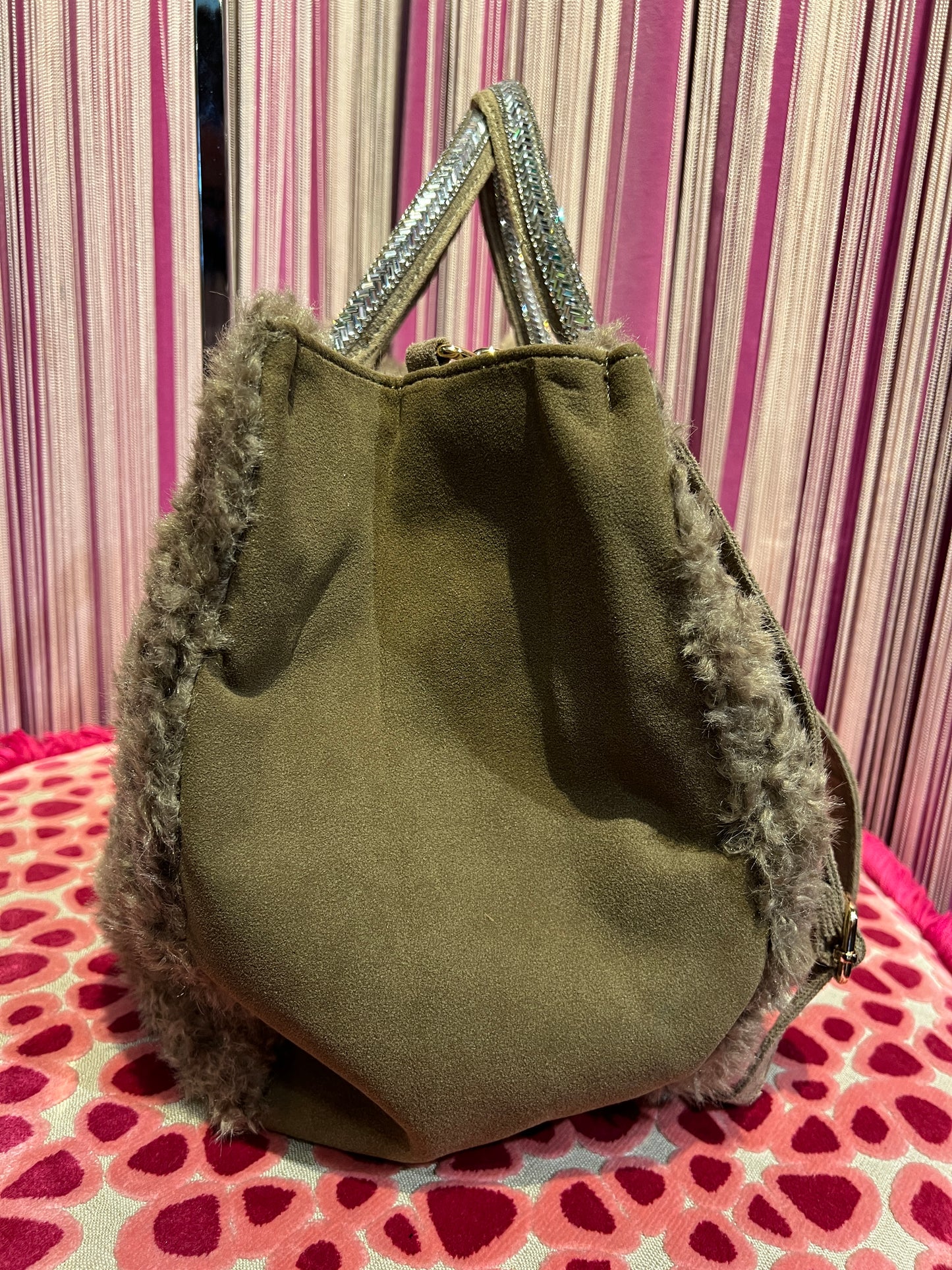 Borsa ecopelliccia astrakan taupe due manici con Swarovski e tracolla