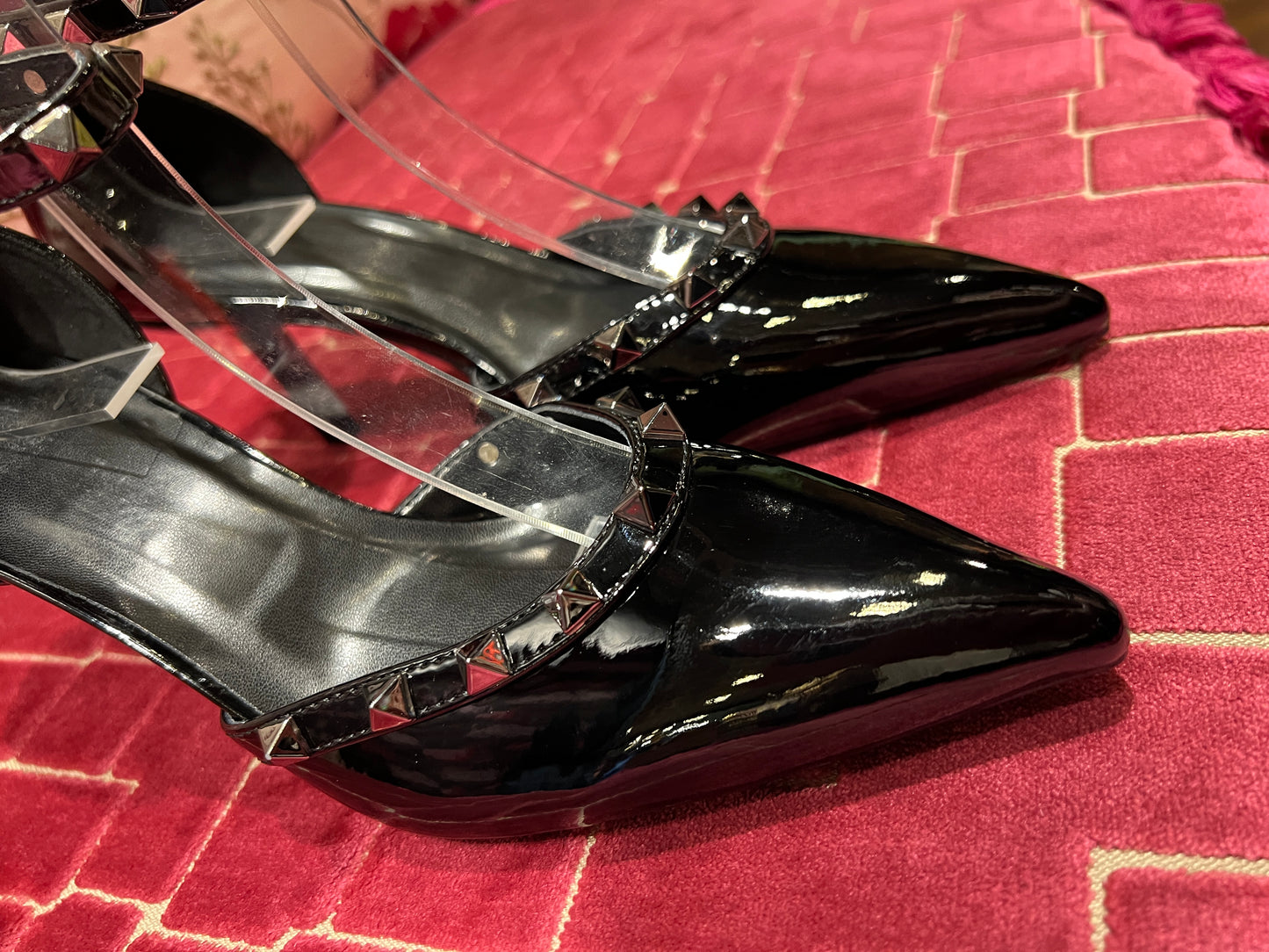 Slingback ecopelle con borchie colore nero