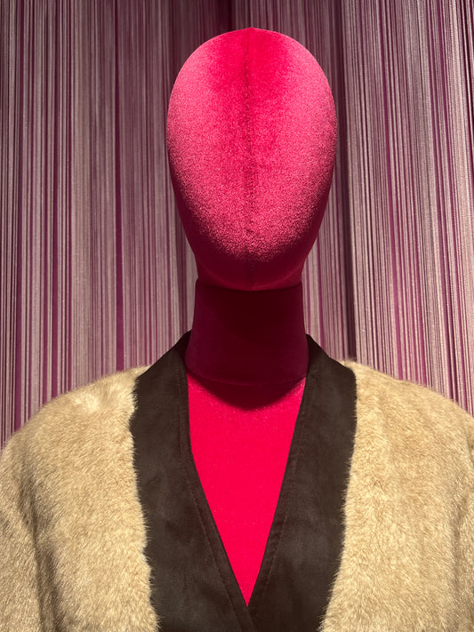 Amosa giacca eco pelliccia con cintura e polsini neri