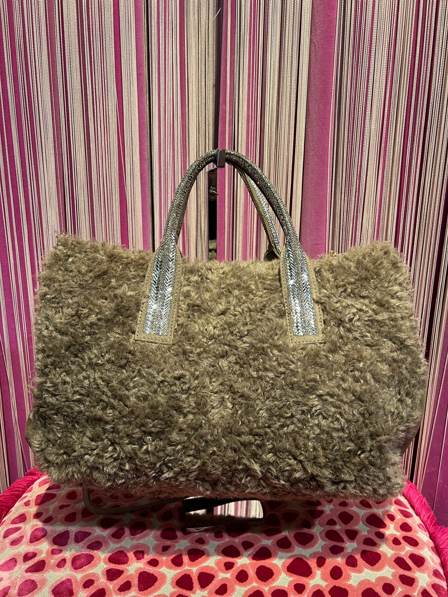 Borsa ecopelliccia astrakan taupe due manici con Swarovski e tracolla