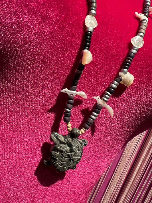 Collana pendente tartaruga ,elementi in madreperla e perline taupe beige e grigie