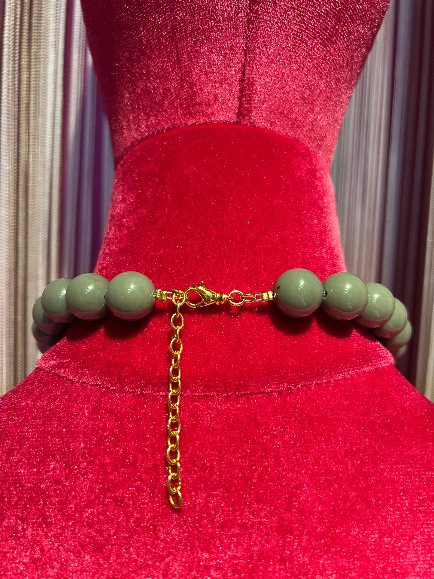 Choker a tre fili farfalle bronzo placcate oro sfere plexiglas grigio sfumato