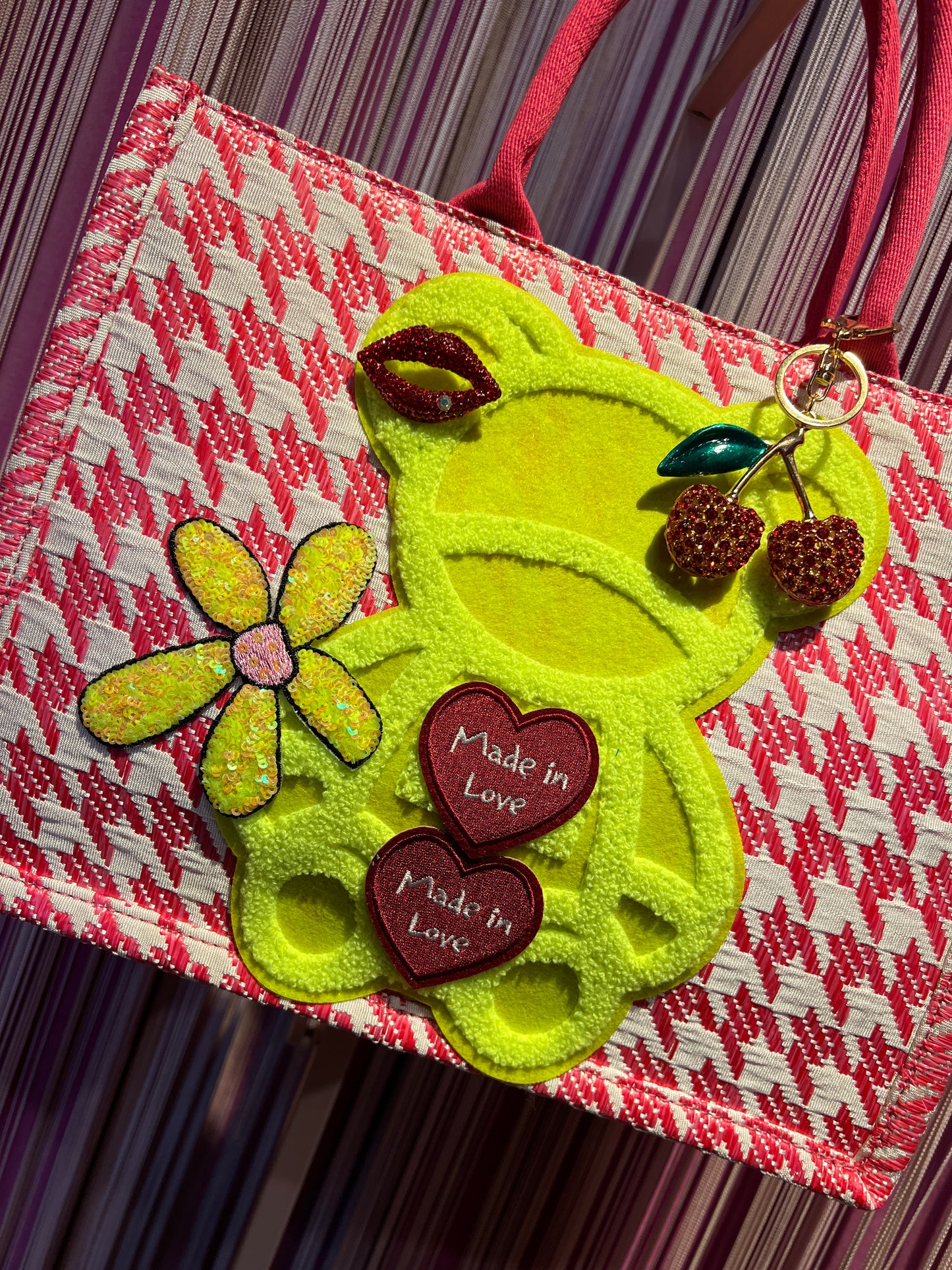 Borsa in tessuto -50%con tracolla pied de poule bianco e fucsia , charms , spilla e patch