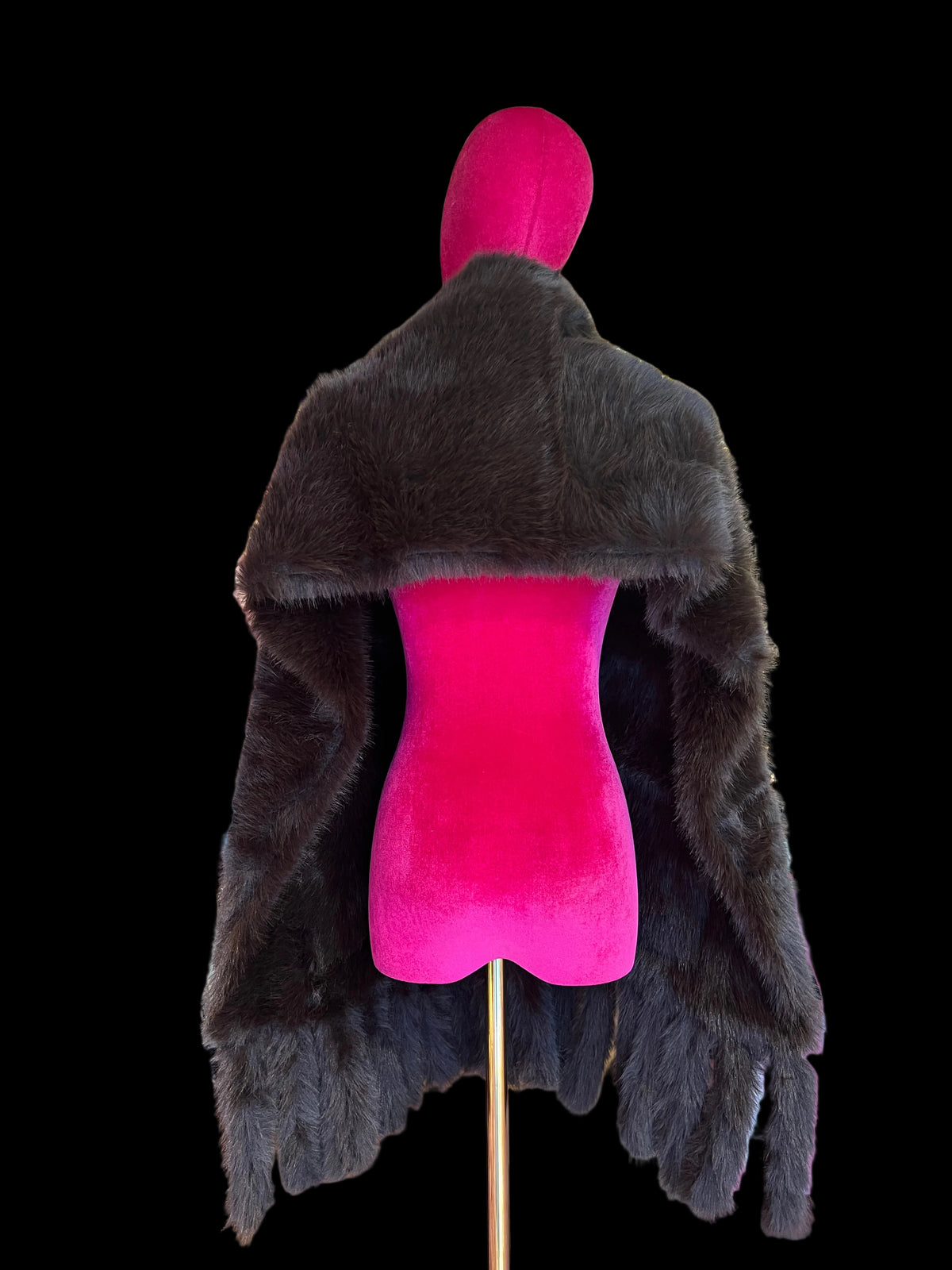 The room cappa colore visone simil pelliccia con tasche e frange