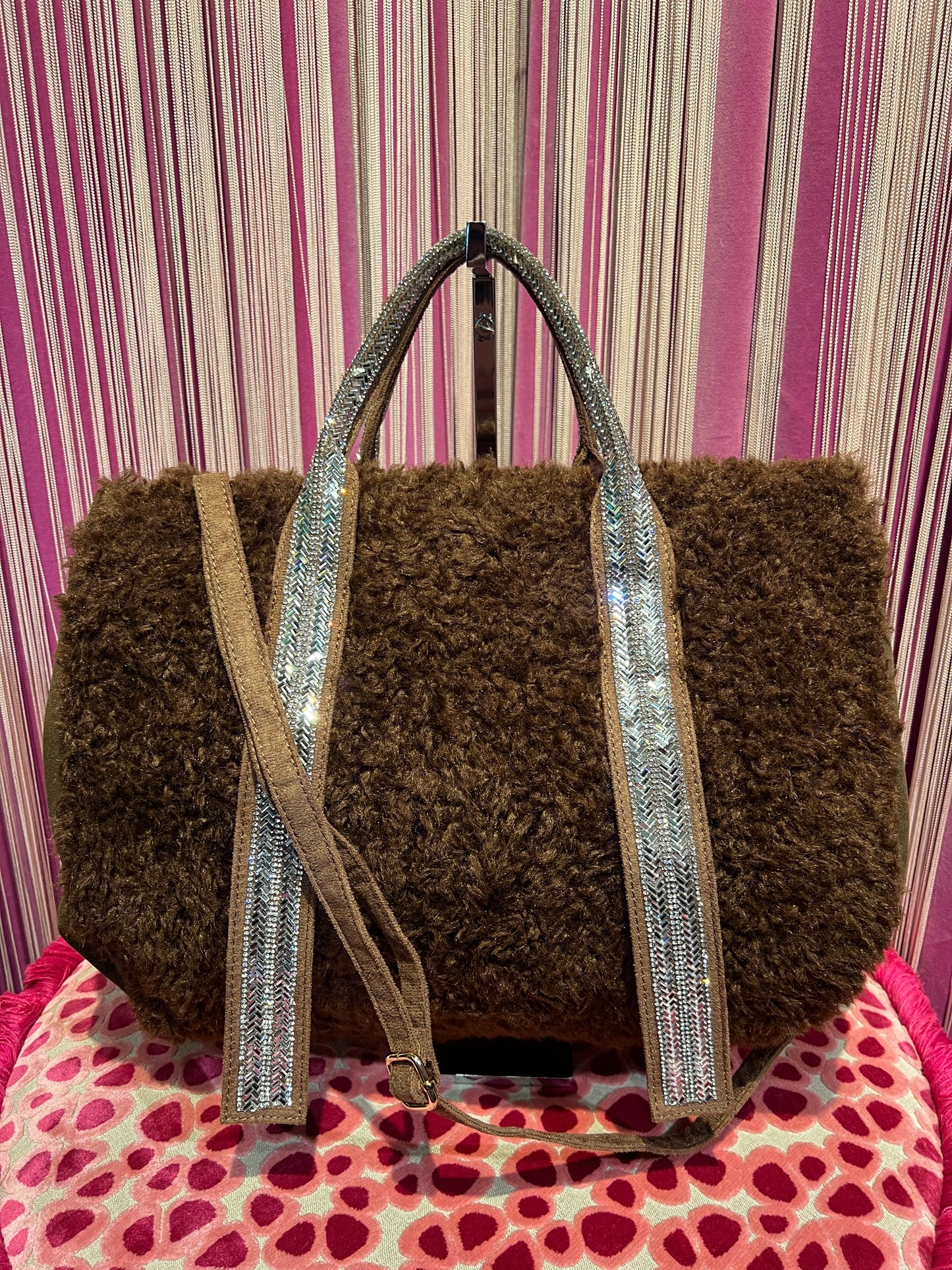 Borsa ecopelliccia astrakan cioccolato due manici Swarovski con tracolla