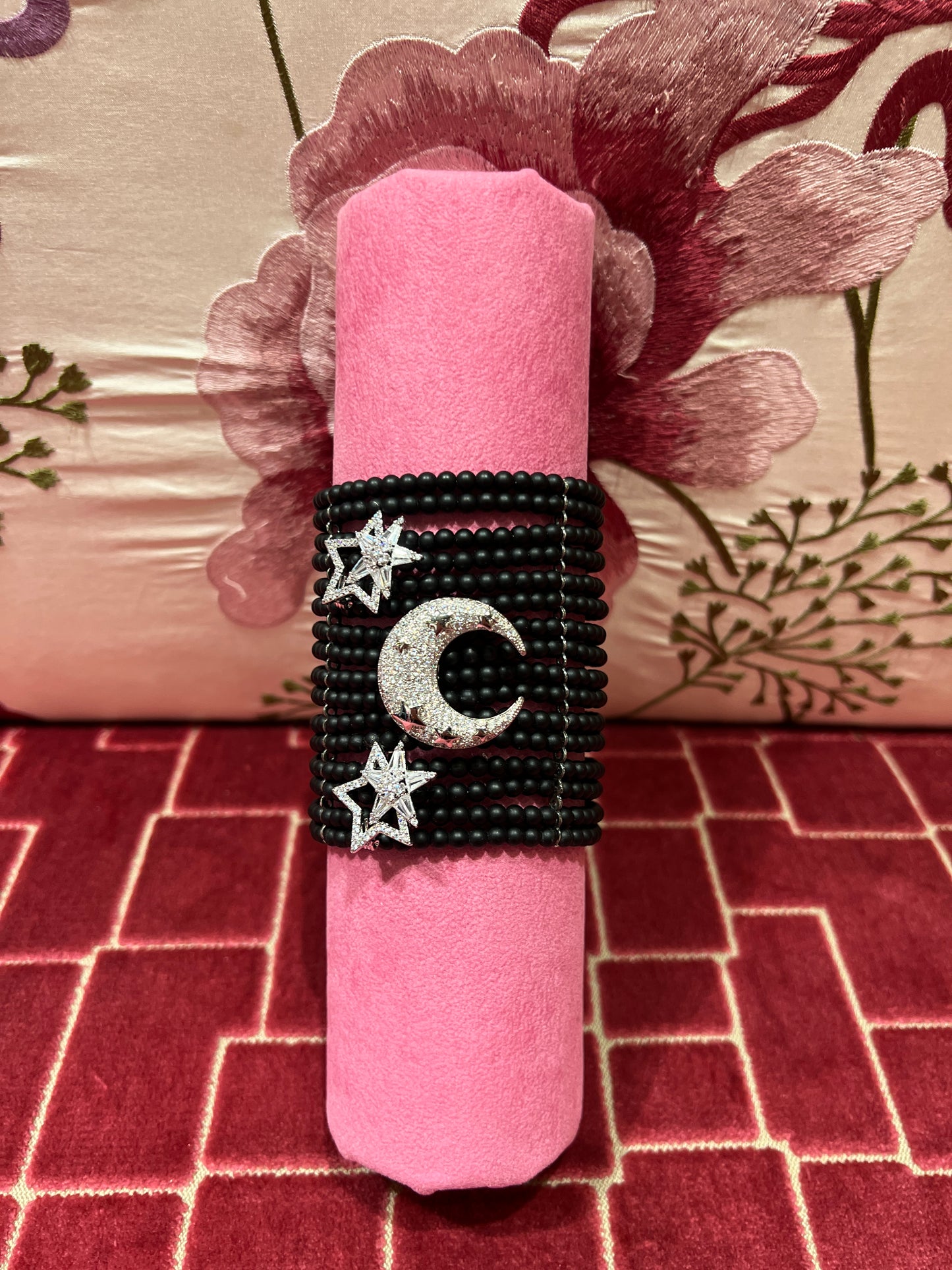 Manuela Ajo’ creazioni bracciale cristalli neri opachi con spille mezza luna e stelle di strass