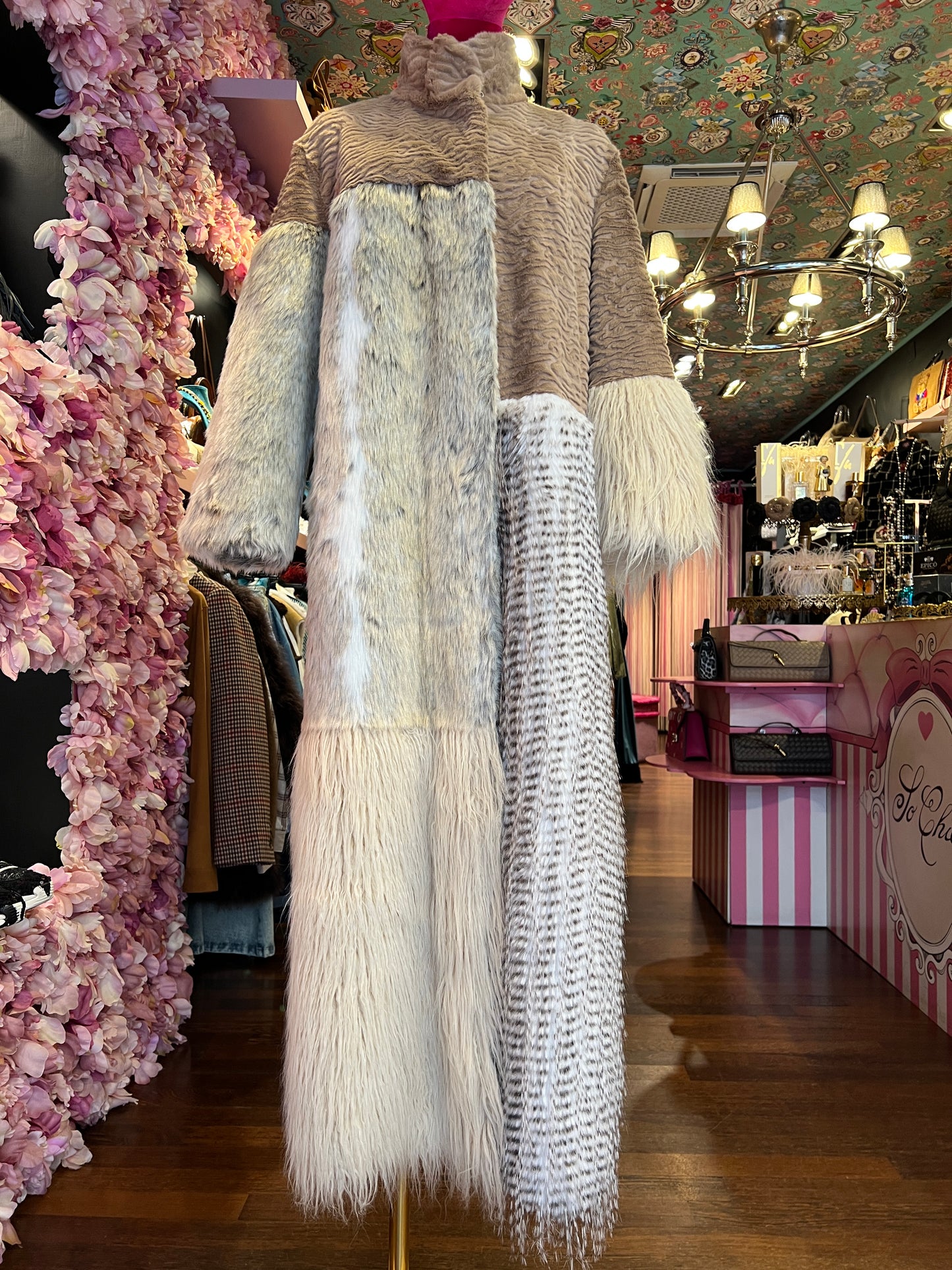 Uncommon cappotto lungo ecopelliccia astrakan beige e panna