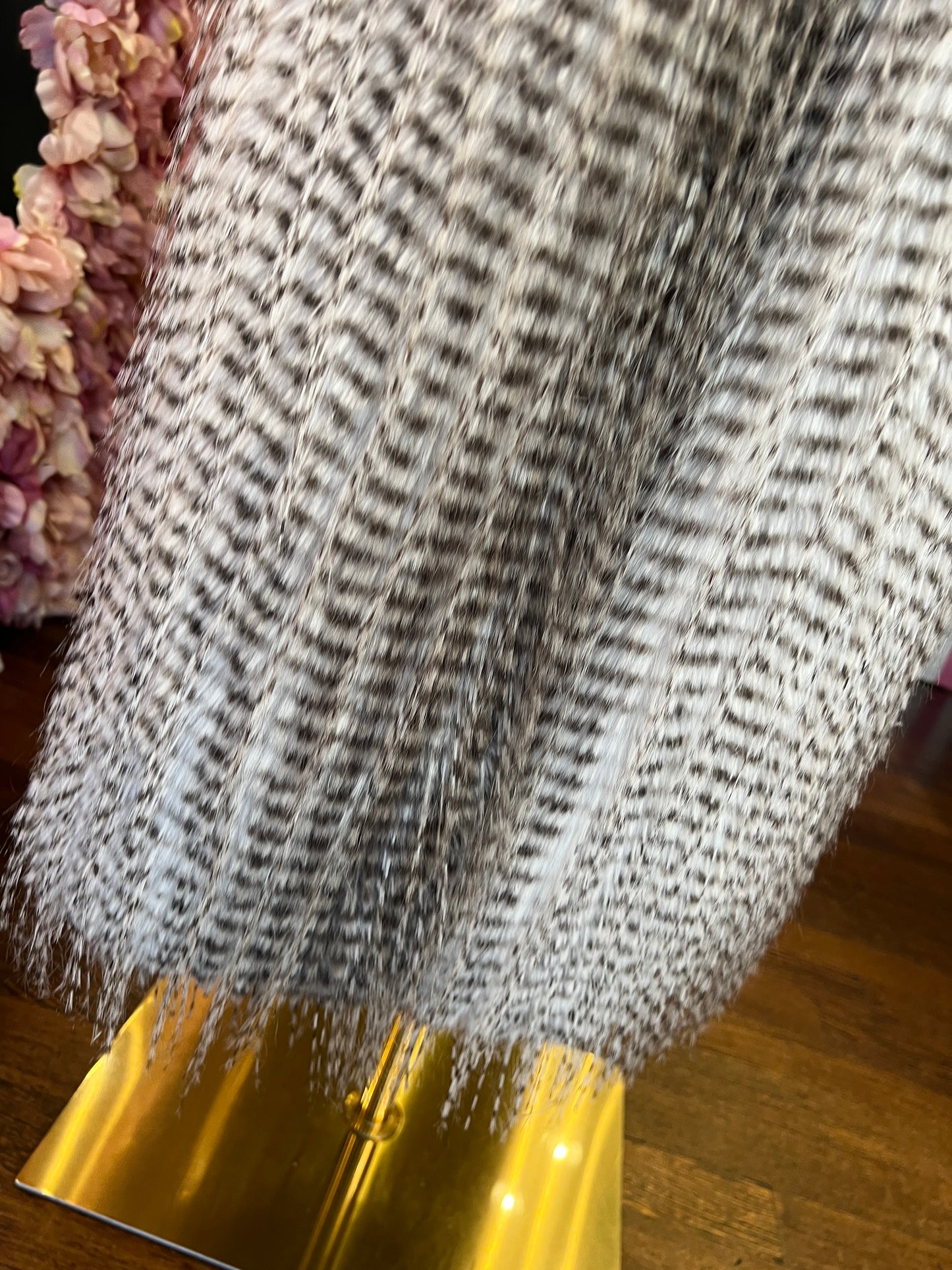 Uncommon cappotto lungo ecopelliccia astrakan beige e panna