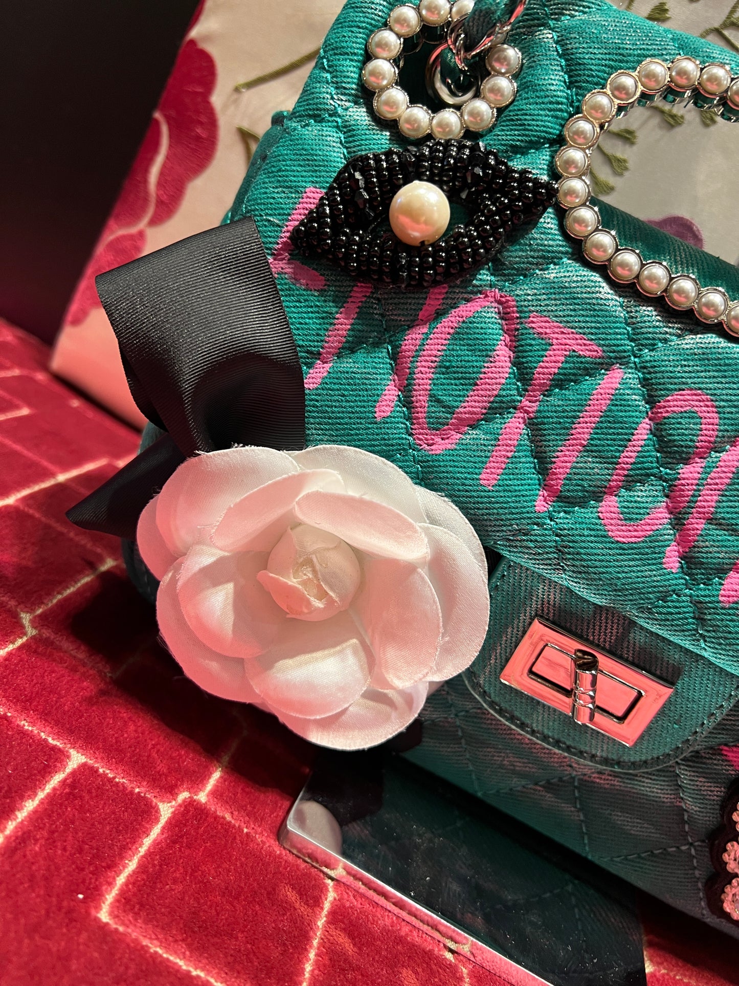 Love & roses borsa tracolla “ camelia bianca “ tessuto verde con applicazioni patch cristalli e perline