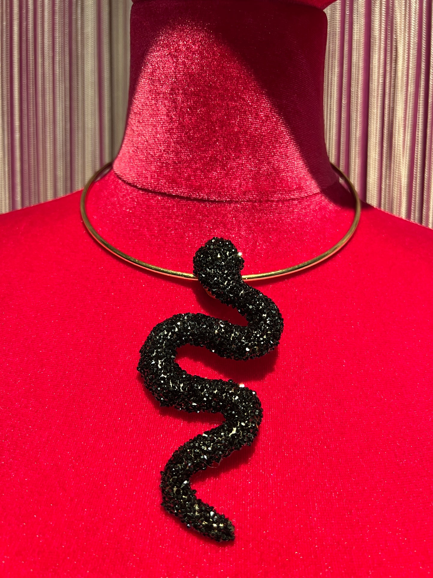 Collarino rigido oro con serpente nero