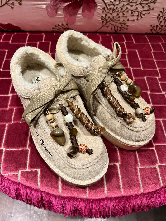 Nan-Ku -40% di sconto mocassino pelle scamosciata, interno in eco montone e charms