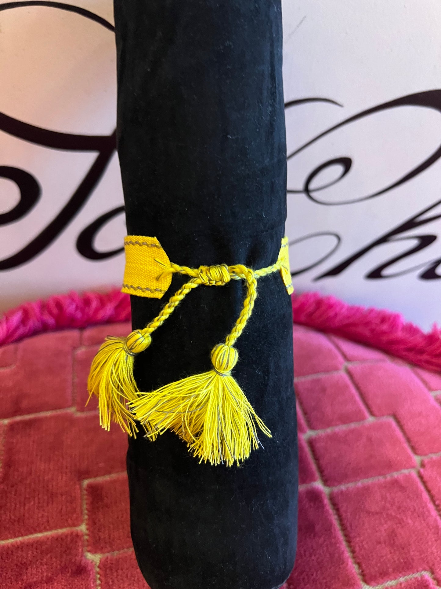 Bracciale tessuto regolabile nome Martina fondo giallo