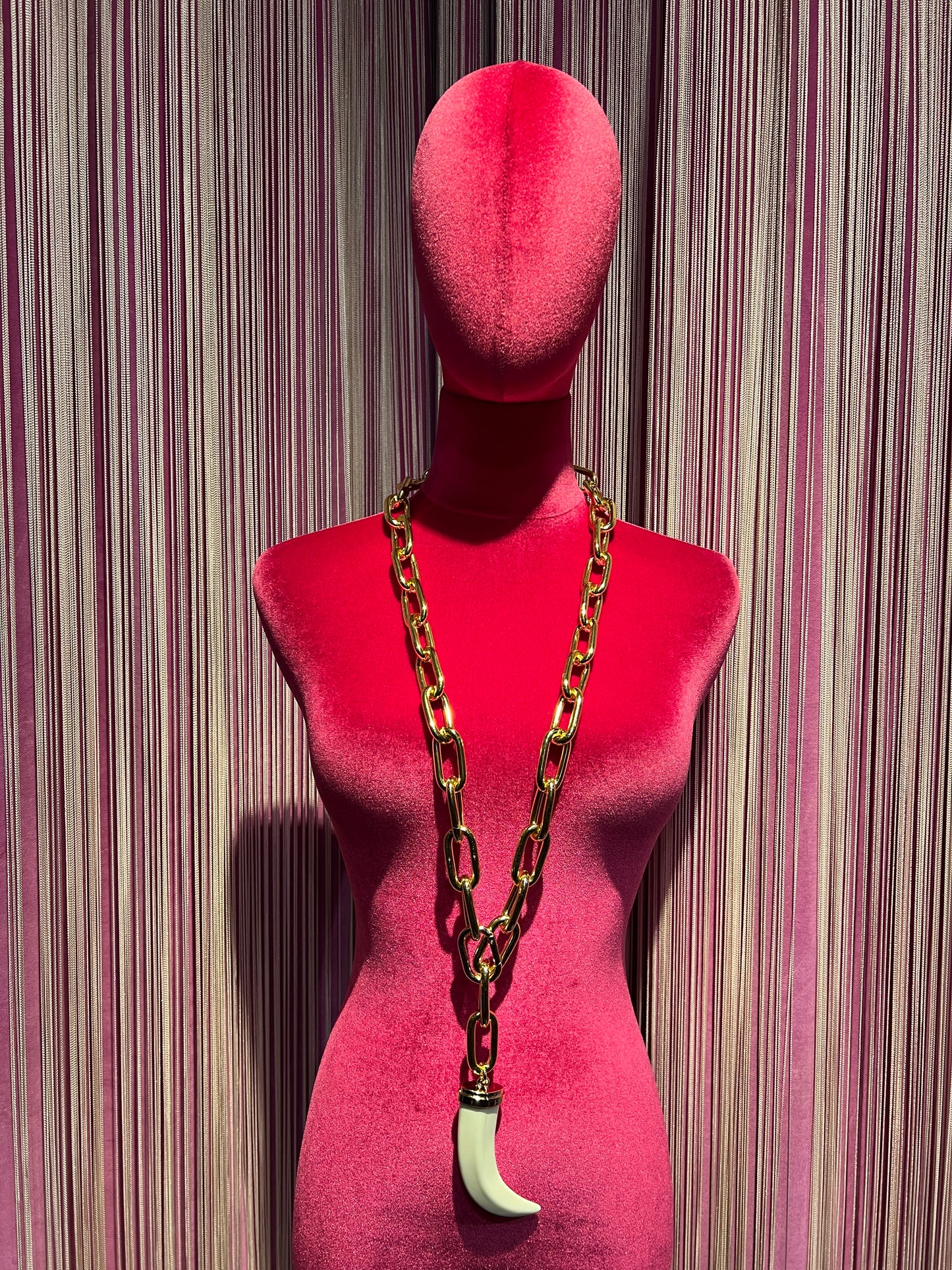 Collana lunga oro con corno grande