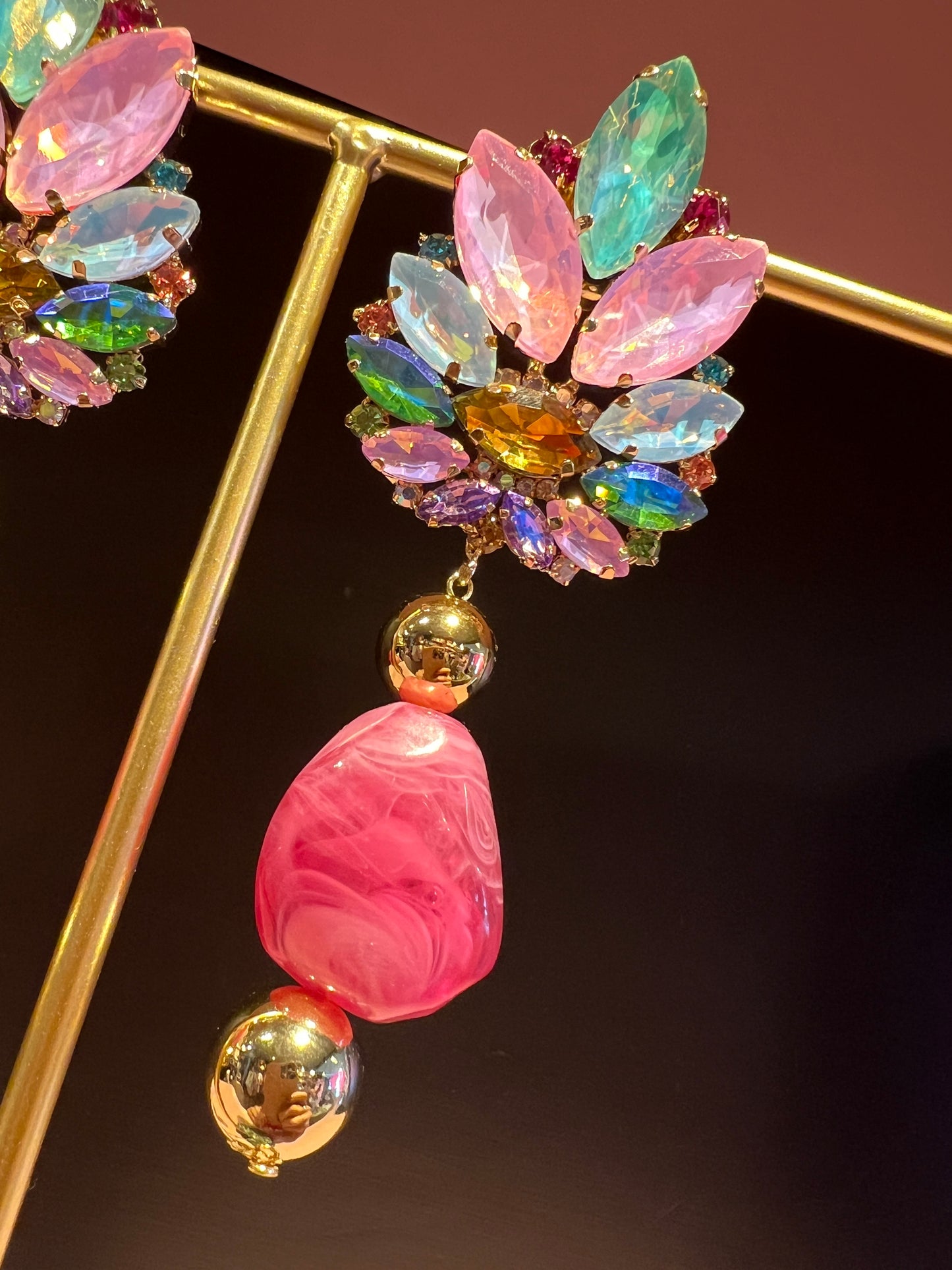 Orecchini Clips , cristalli , pietra dura fucsia, rifinitura oro