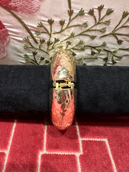 Bracciale martellato oro con chiusura a molla