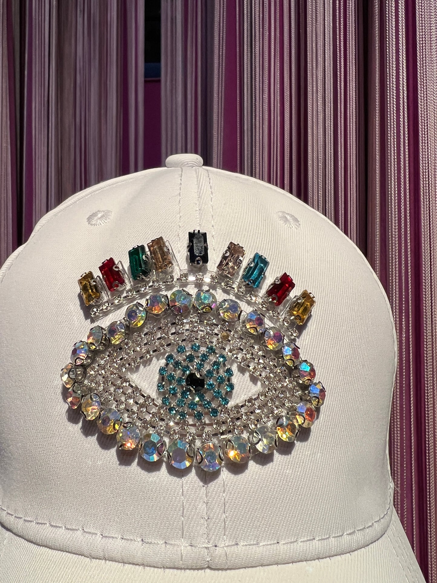 Cappello con visiera bianco con applicazione