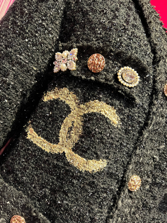 ABpink 🩷 giacca in tweed boucle’ nera con spille