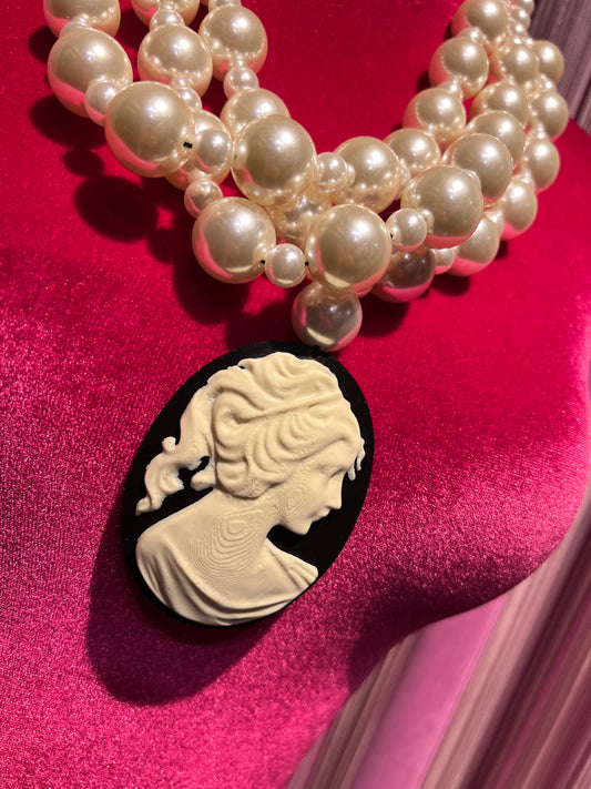 Collana tre fili maxi perle con ciondolo cameo su sfondo nero