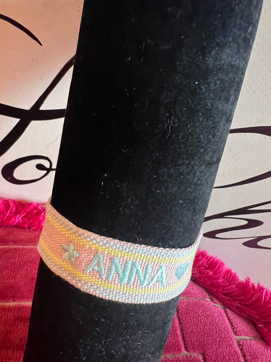 Bracciale tessuto regolabile con nome Anna fondo rosa